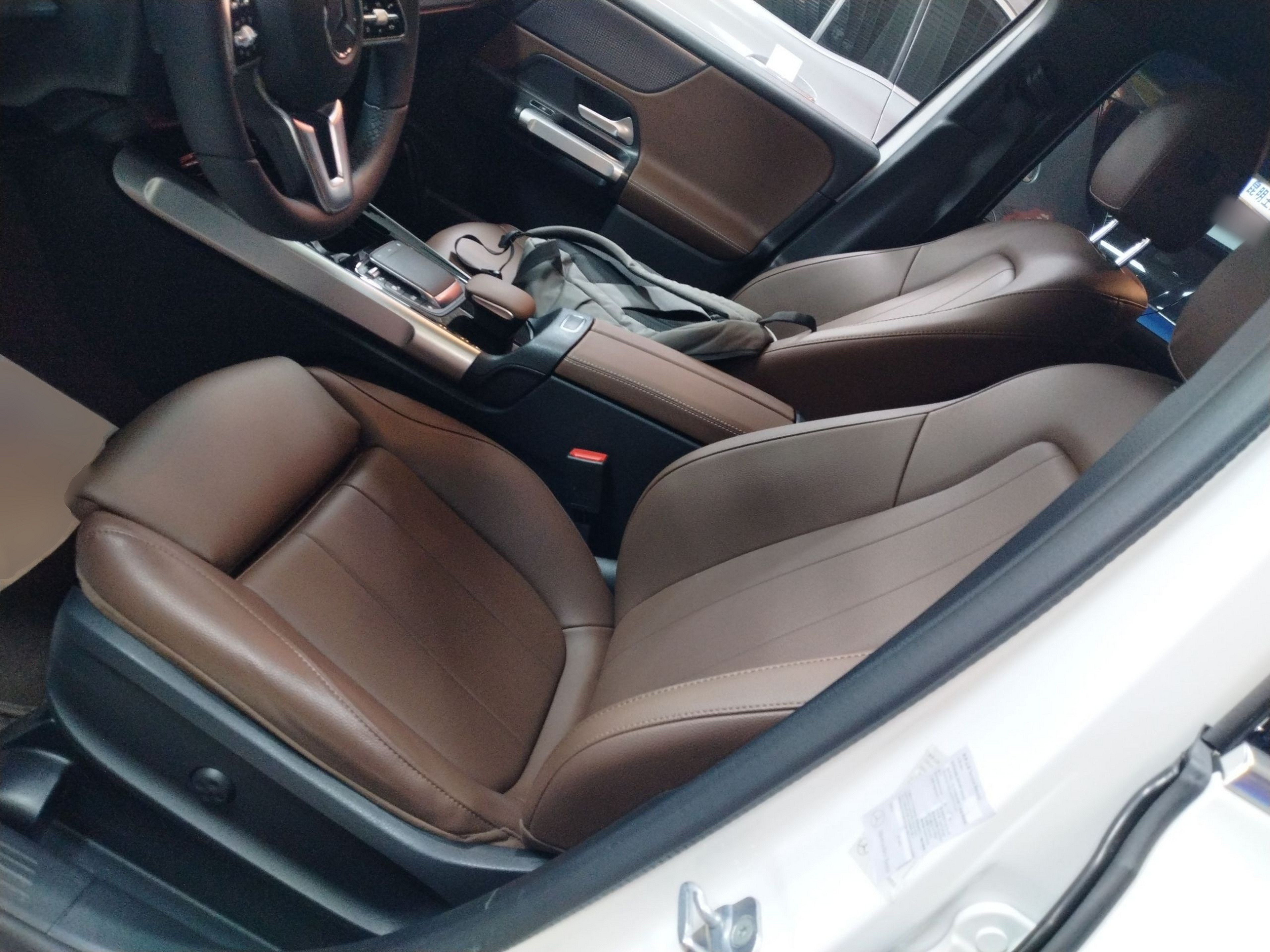 المقاعد الأمامية داخل السيارة