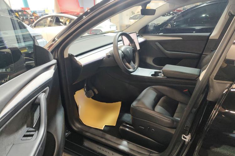 Used Tesla Model Y 2023 Long-Range All-Wheel-Drive Version
