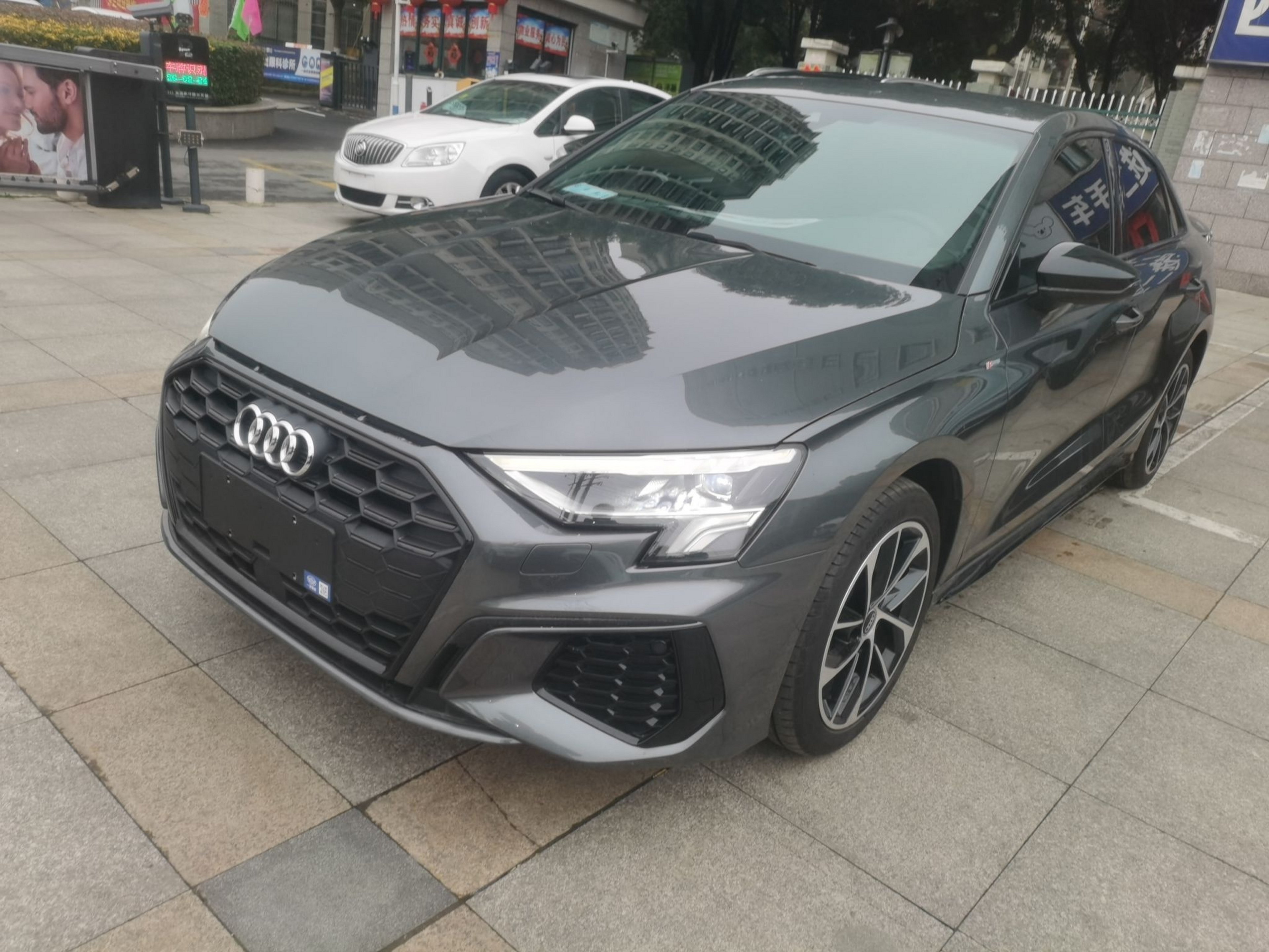 Под передней частью автомобиля