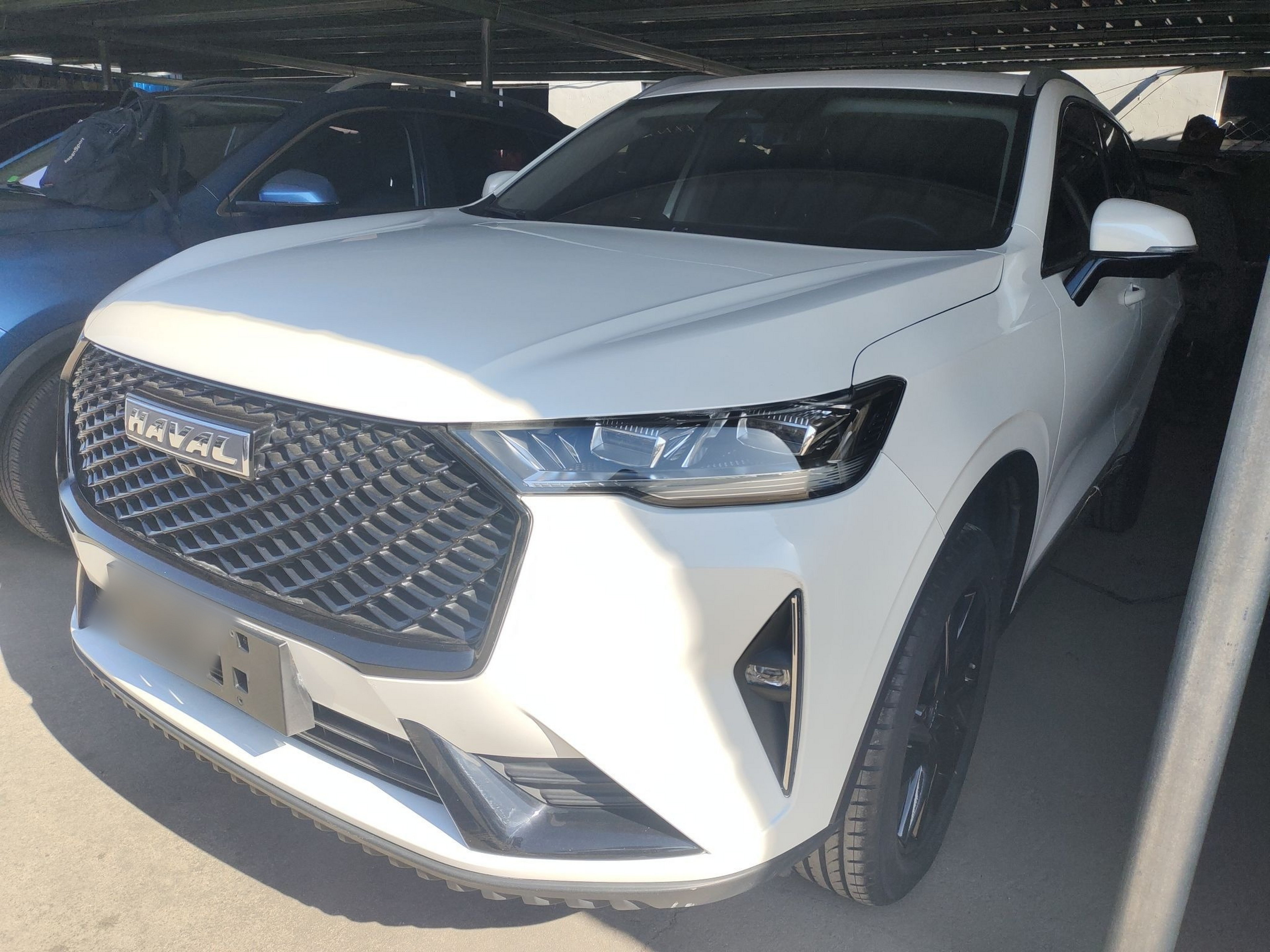 Под передней частью автомобиля