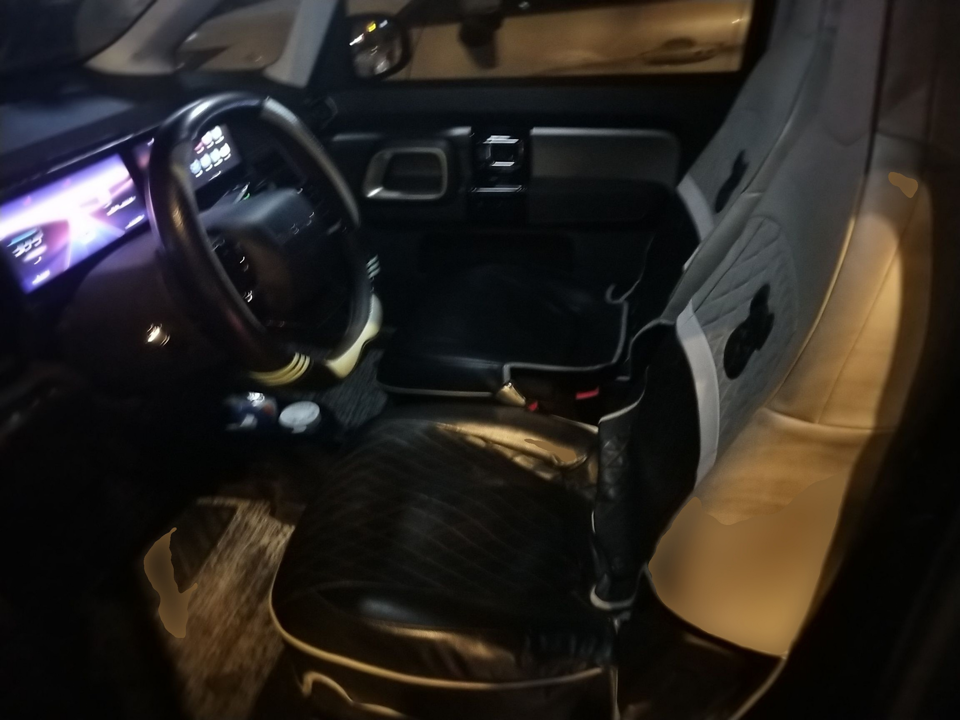 المقاعد الأمامية داخل السيارة