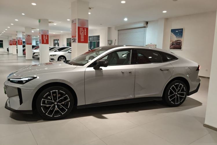 Used Changan UNI-V iDD 2024 Blue Whale Smart Electric iDD 136km Luxury Model
