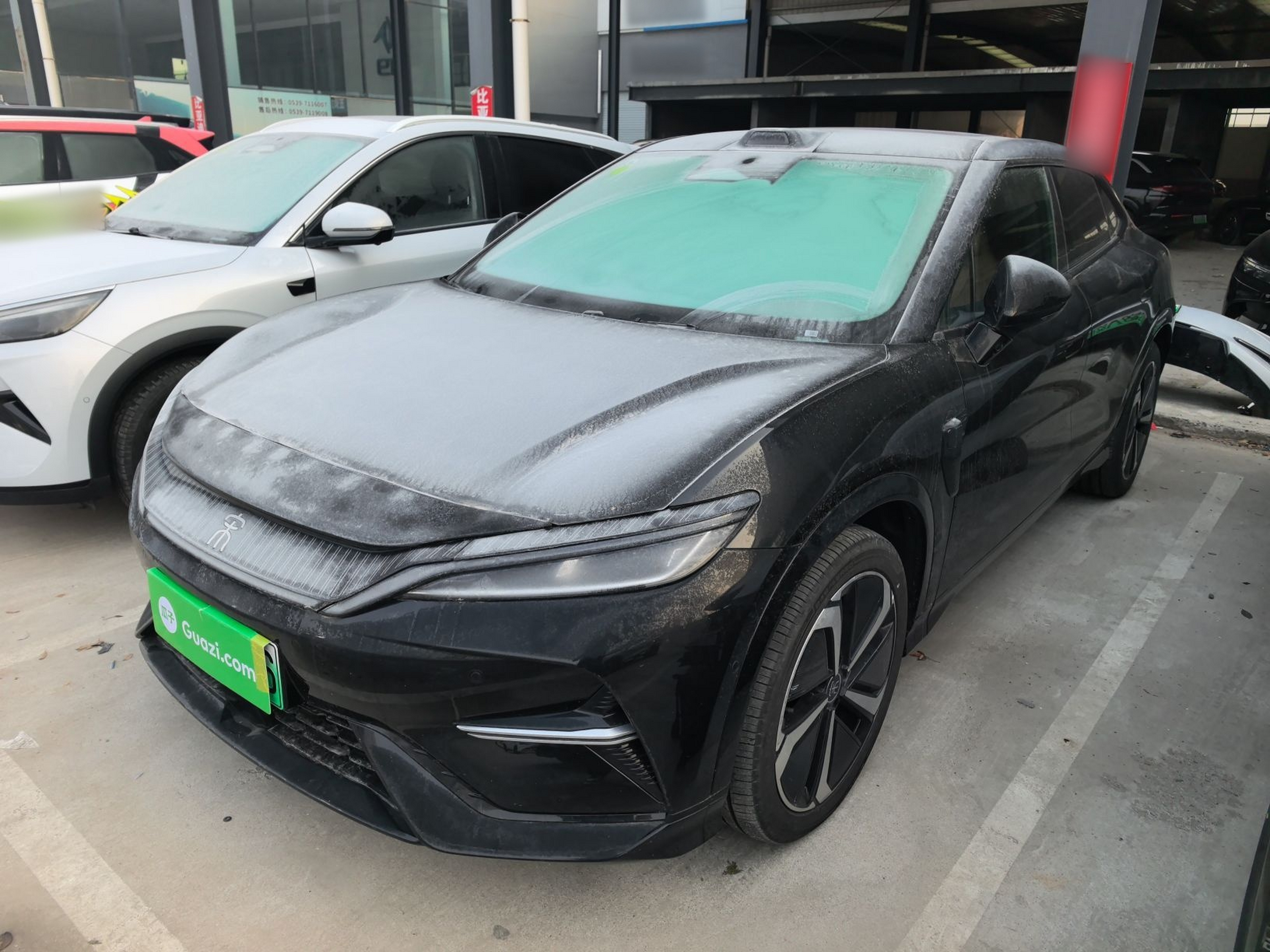 Под передней частью автомобиля