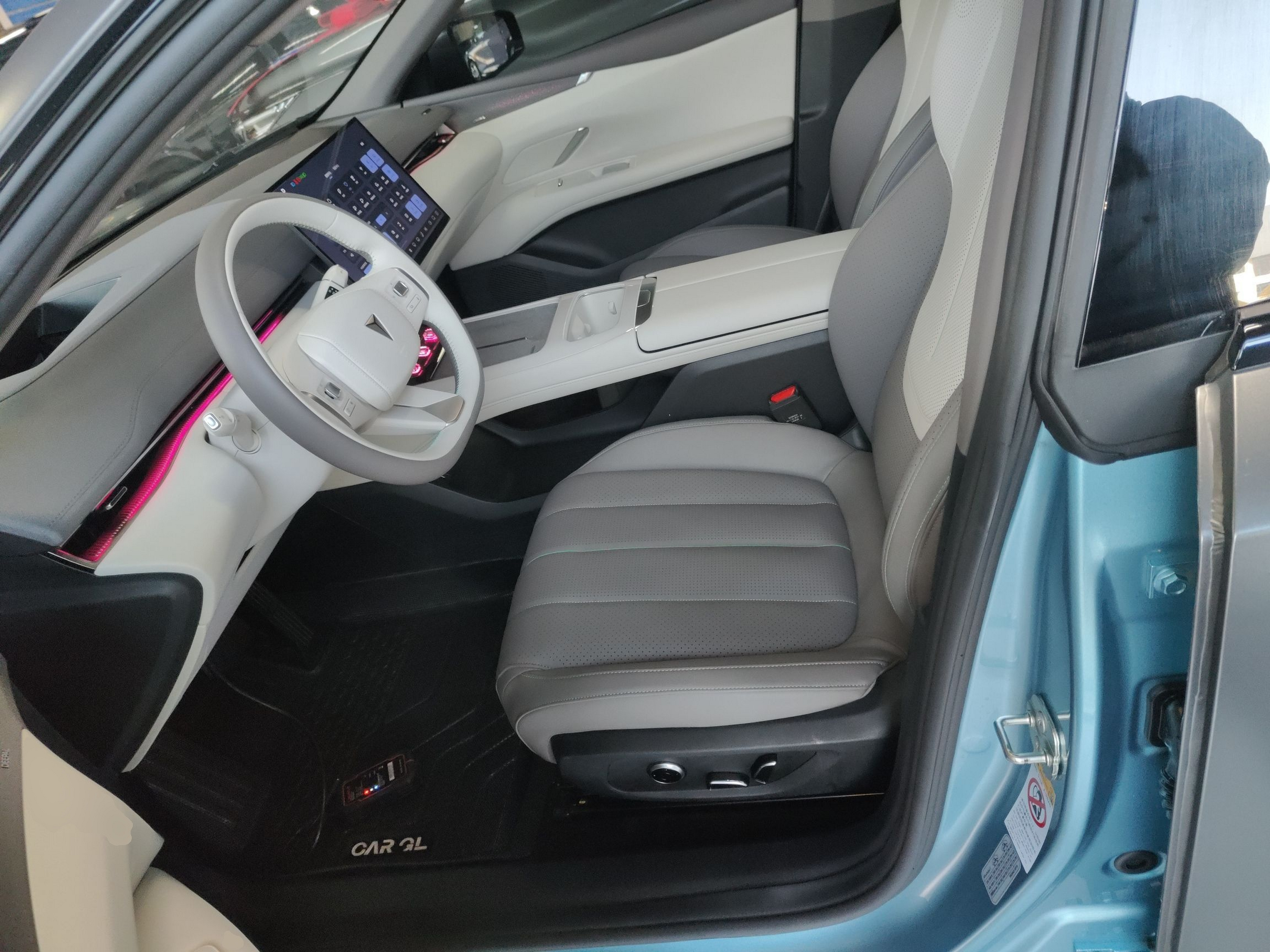 المقاعد الأمامية داخل السيارة