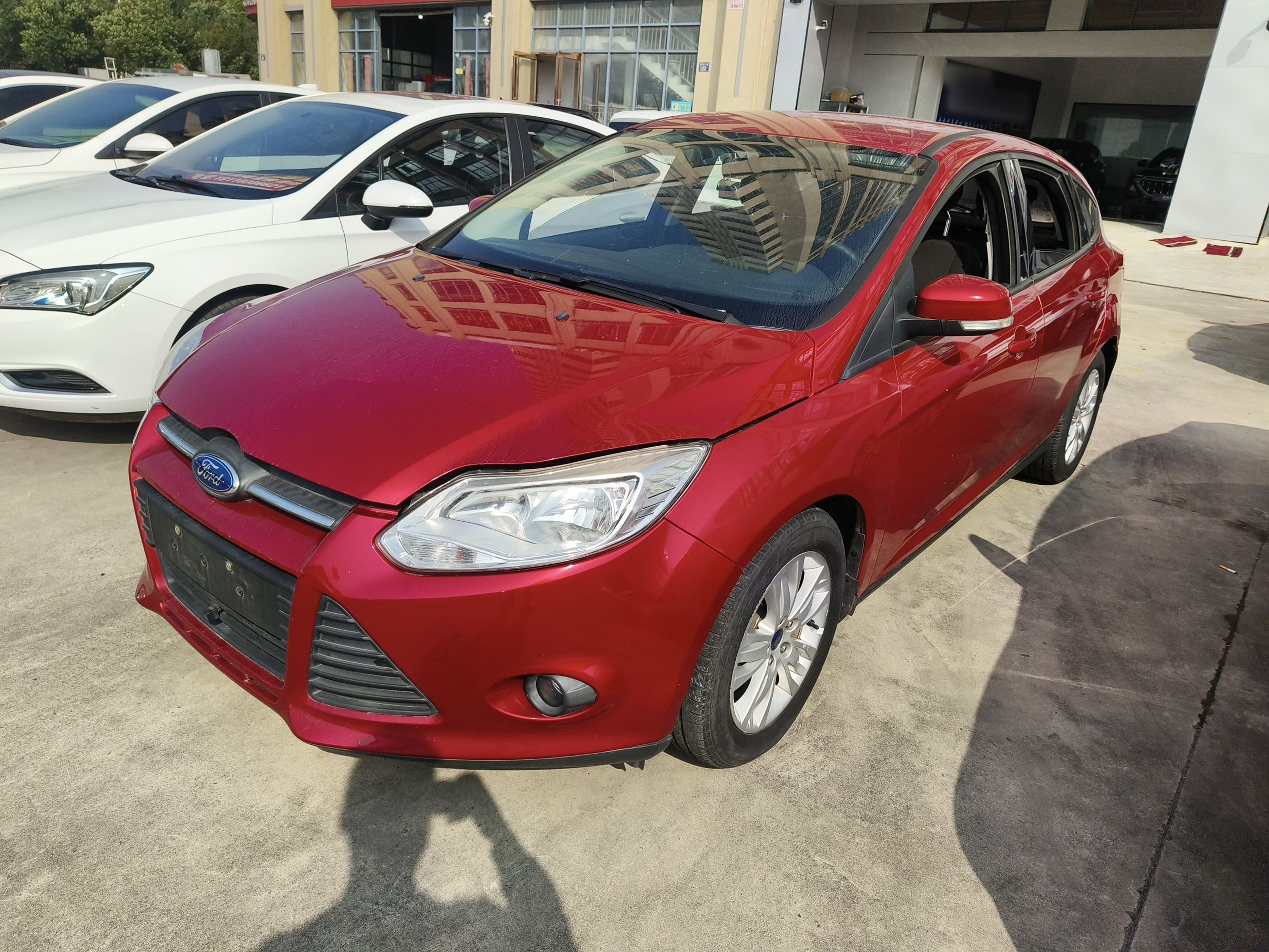 تحت مقدمة السيارة