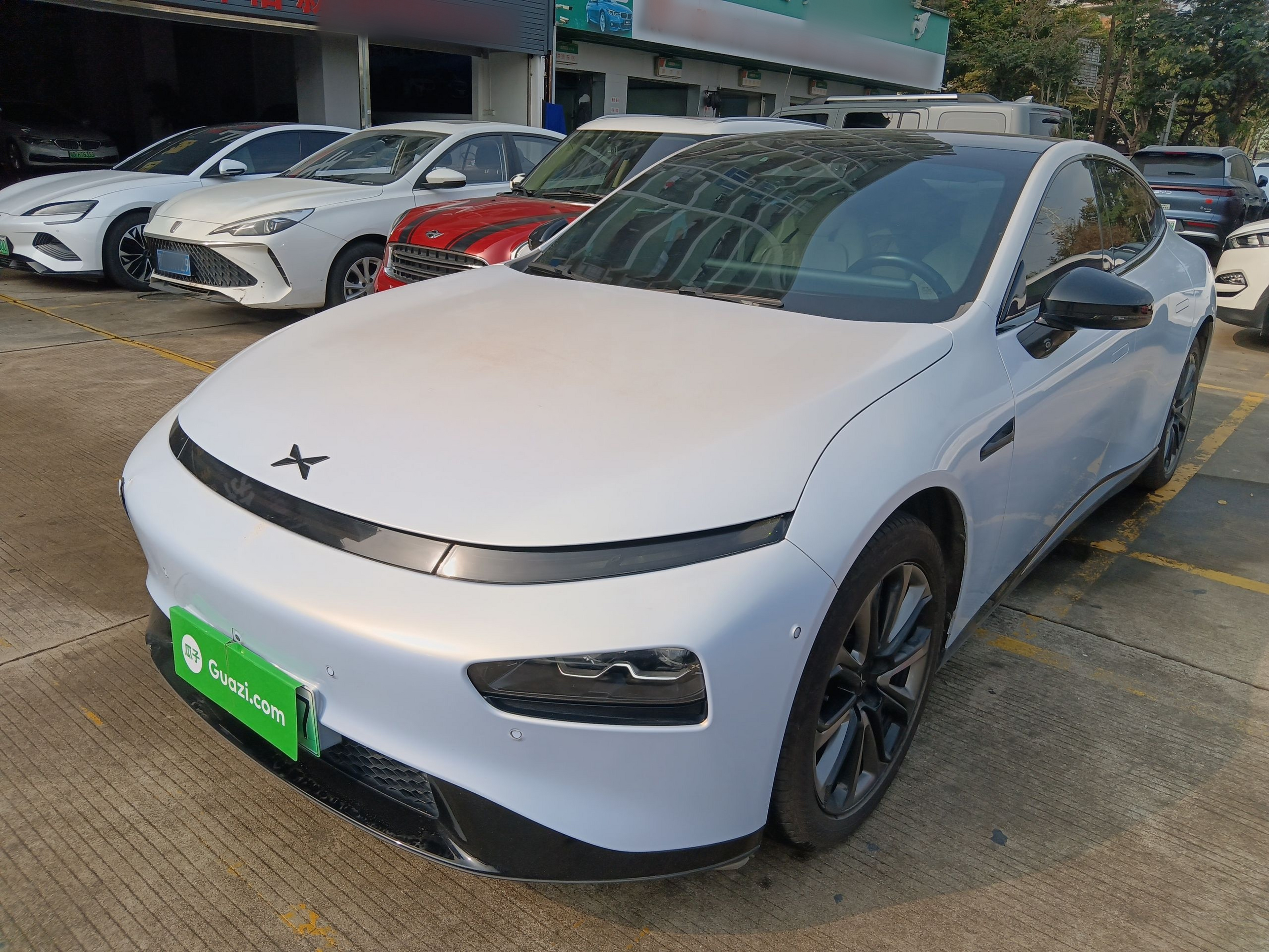 تحت مقدمة السيارة