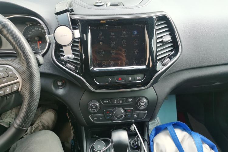 Used Jeep Cherokee 2019 2.0T Four-Wheel Drive Explorer Edition China V
