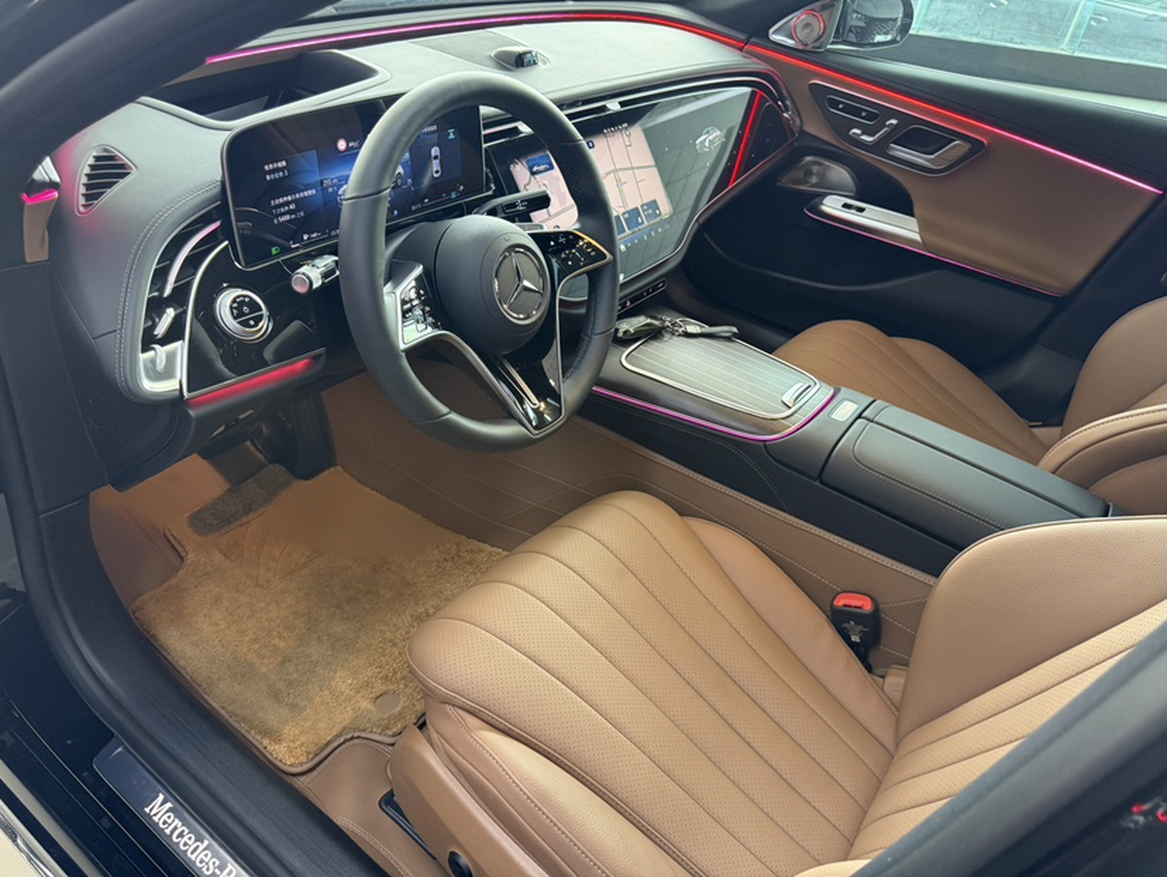 المقاعد الأمامية داخل السيارة