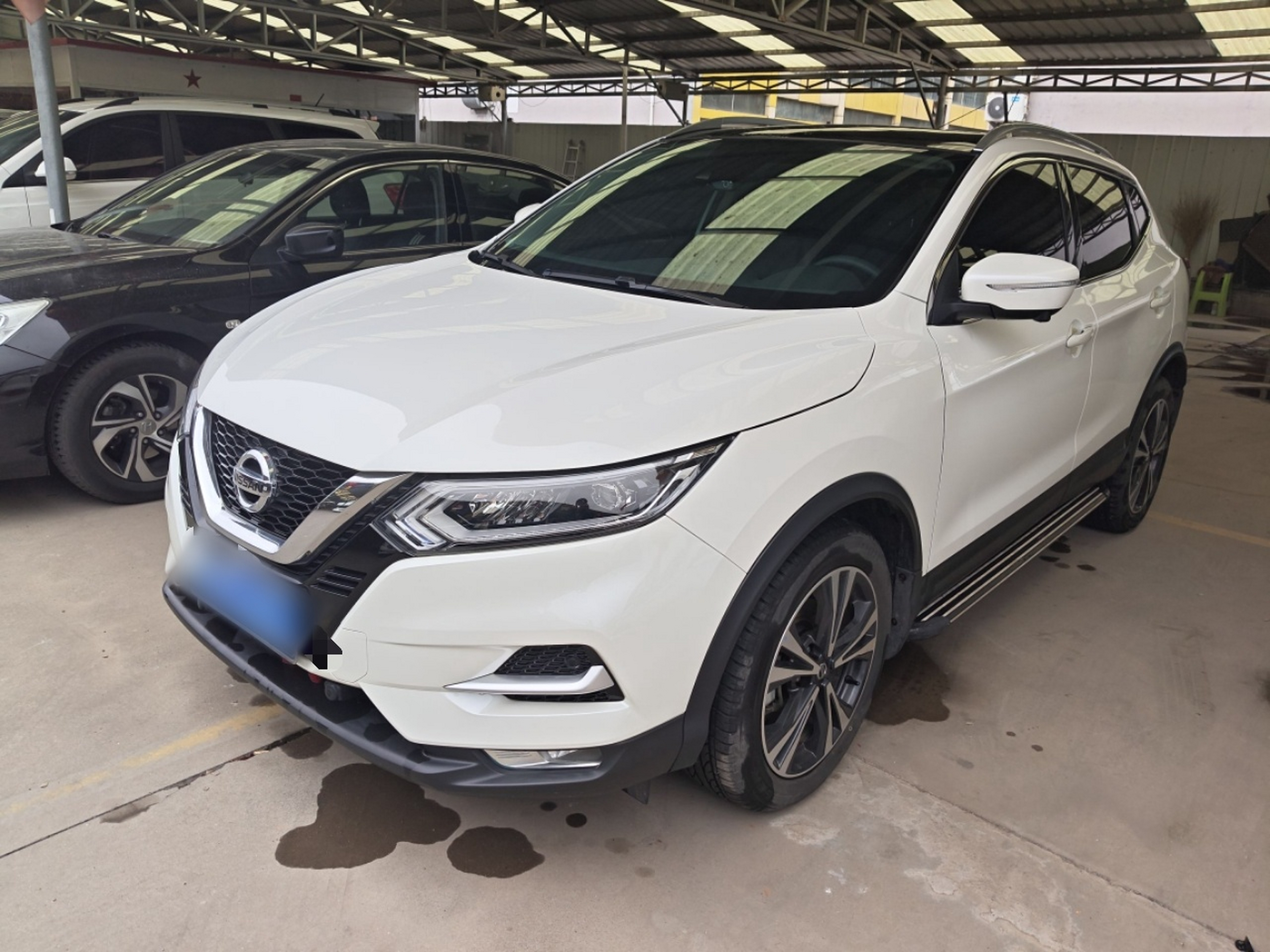 تحت مقدمة السيارة