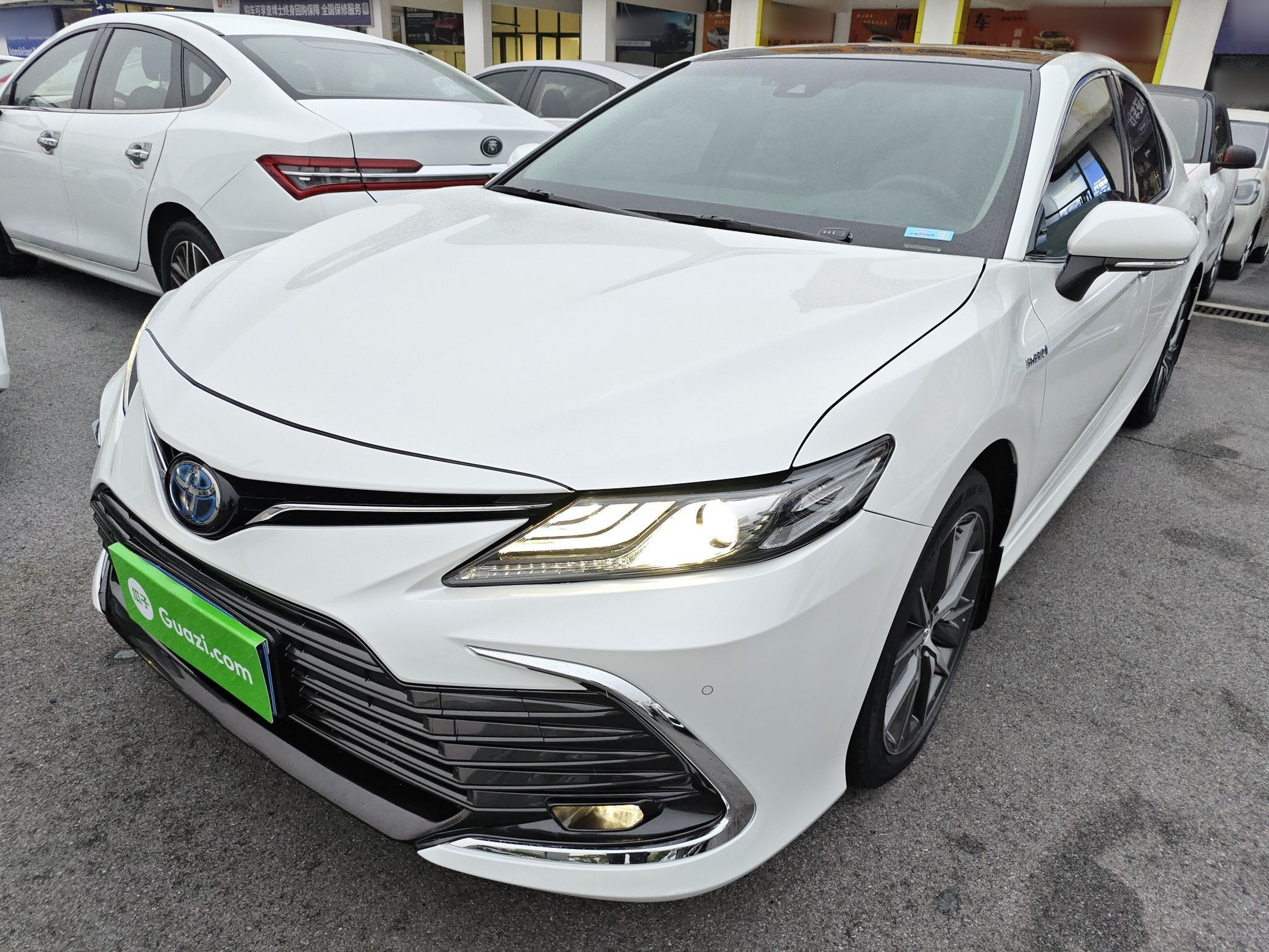 تحت مقدمة السيارة