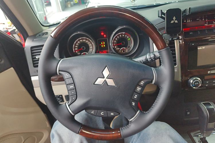 Used Mitsubishi Pajero 2019 V97 3.8L 5-Door GLS Sunroof Dual Differential – Middle East
