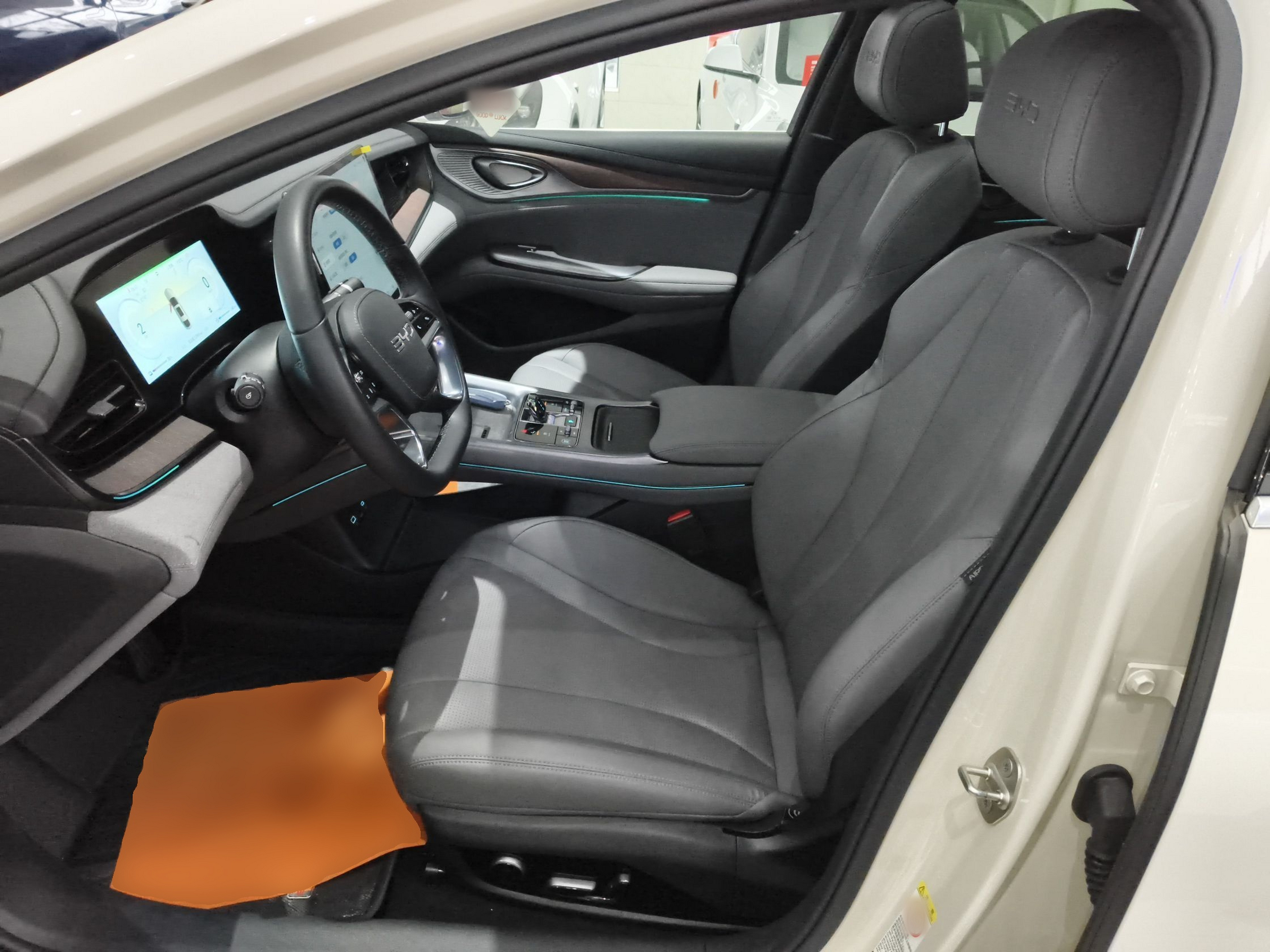 Переднее сиденье в автомобиле