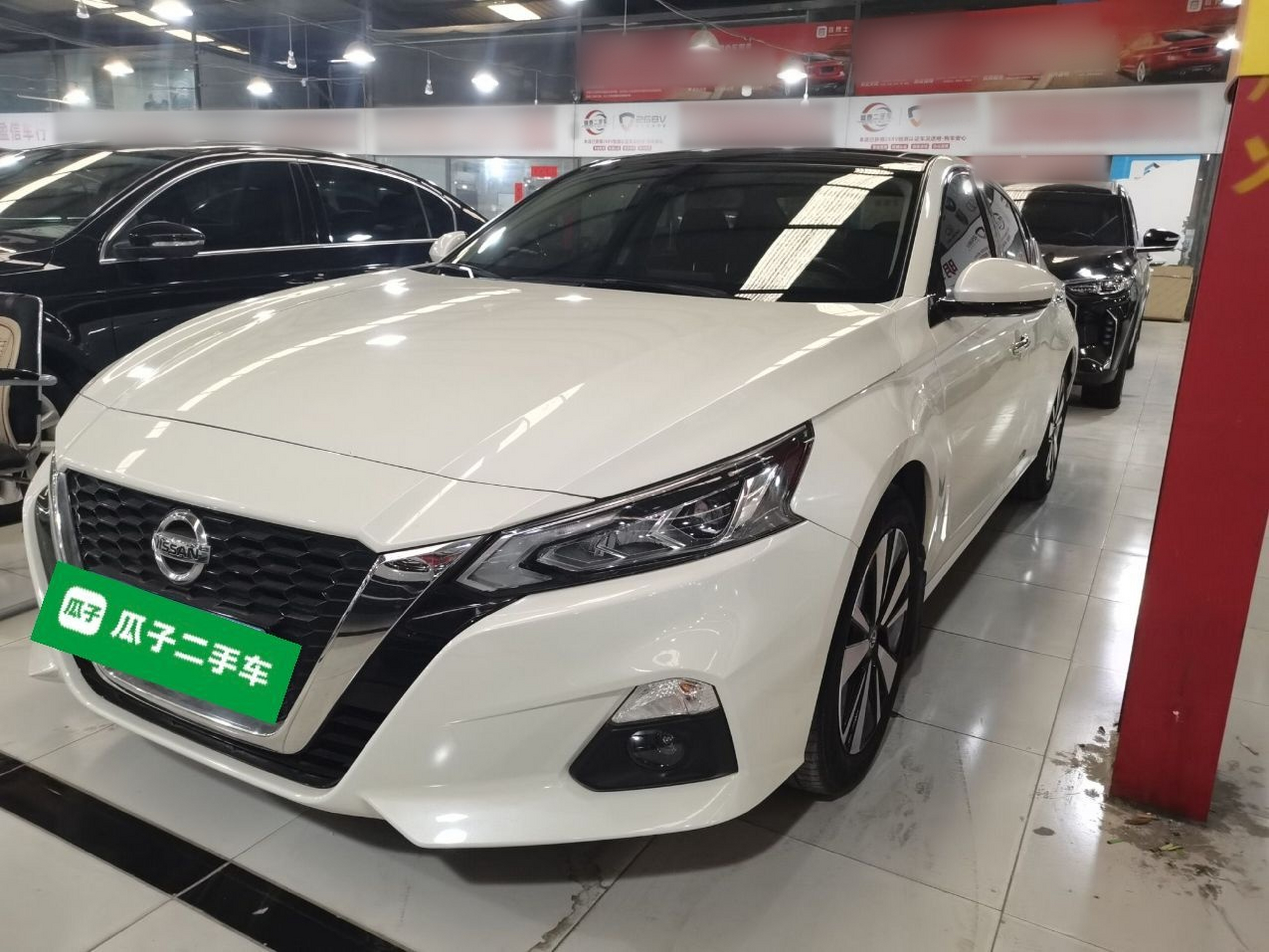 تحت مقدمة السيارة