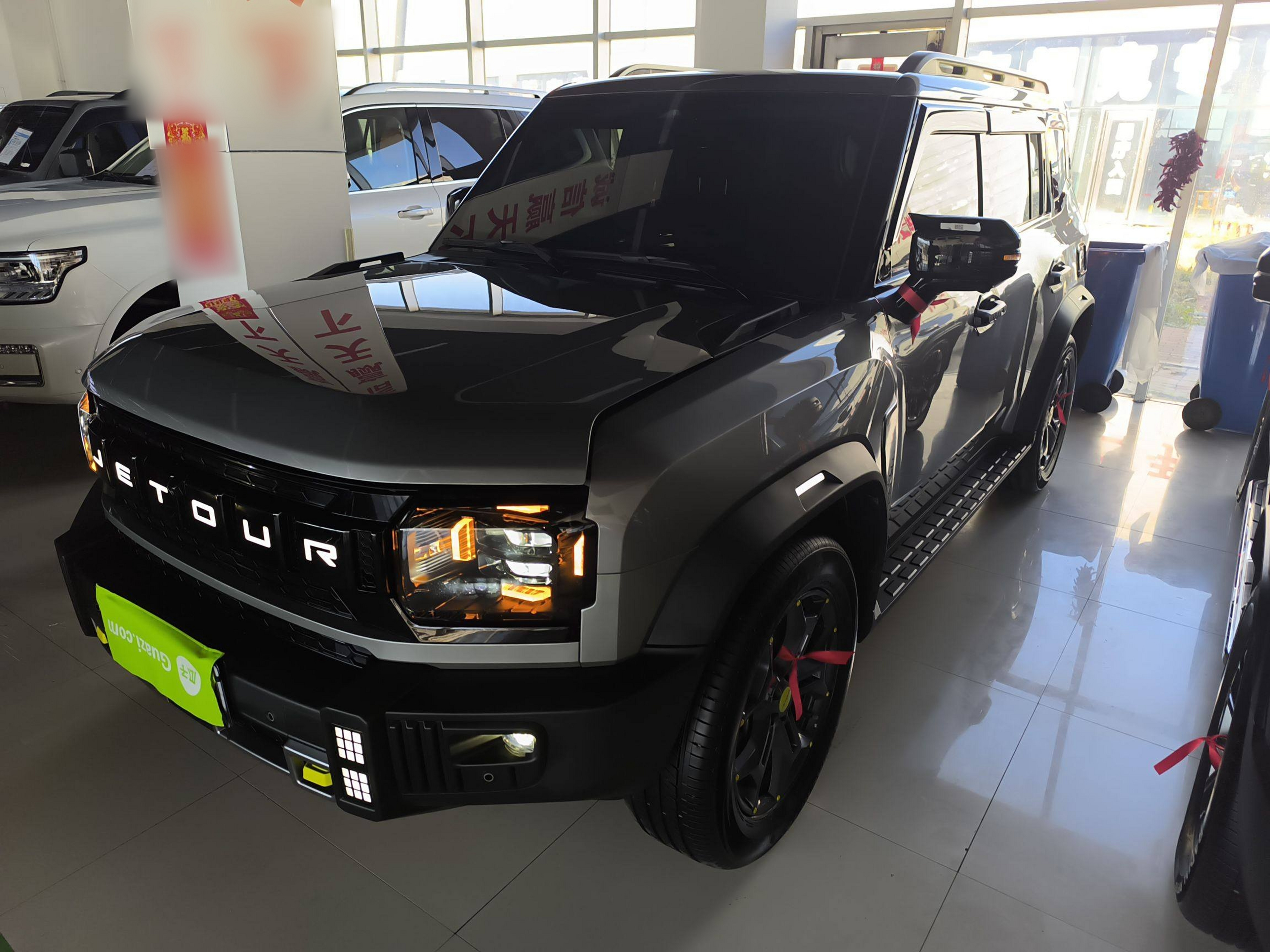 تحت مقدمة السيارة