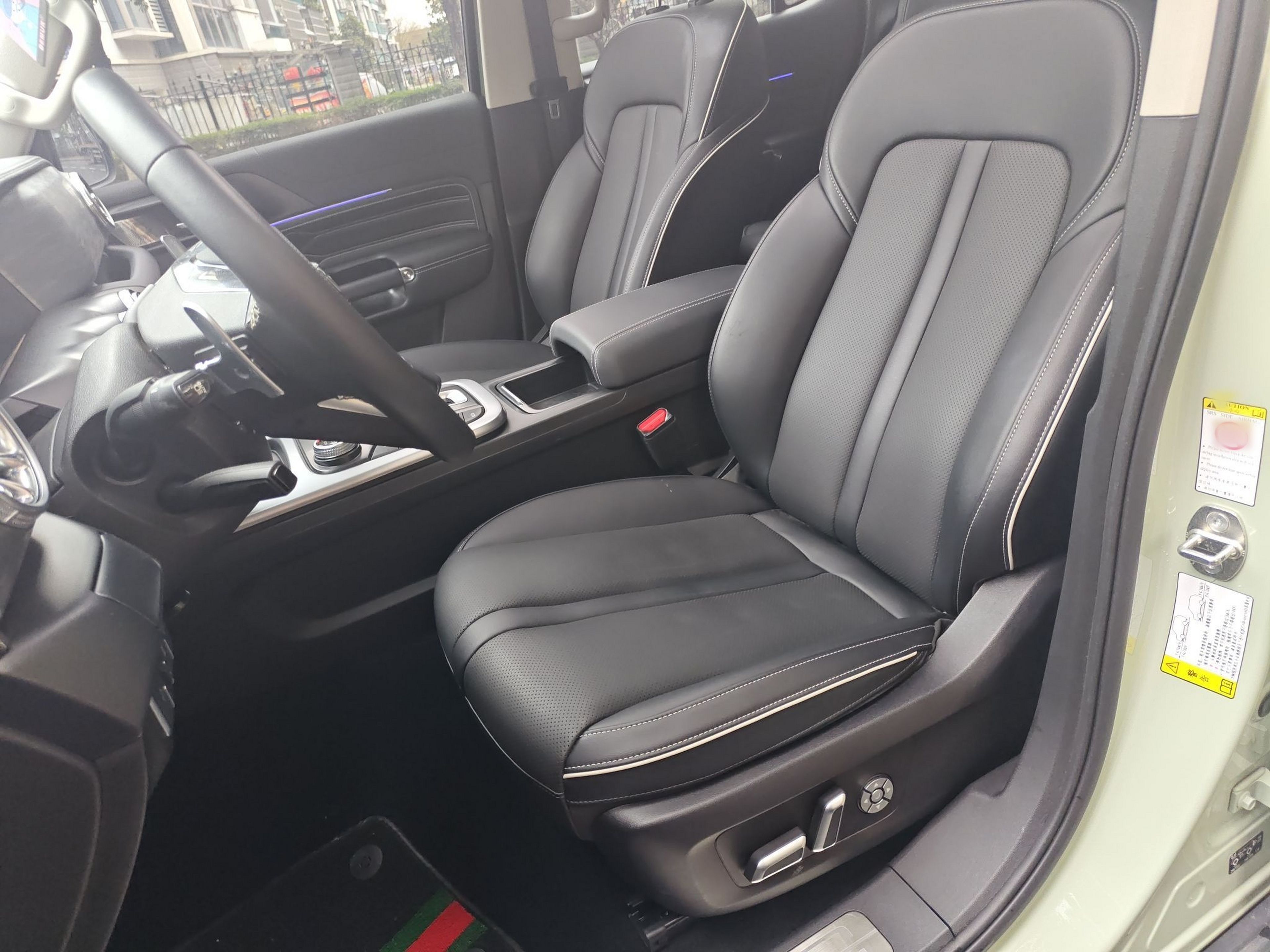 Переднее сиденье в автомобиле