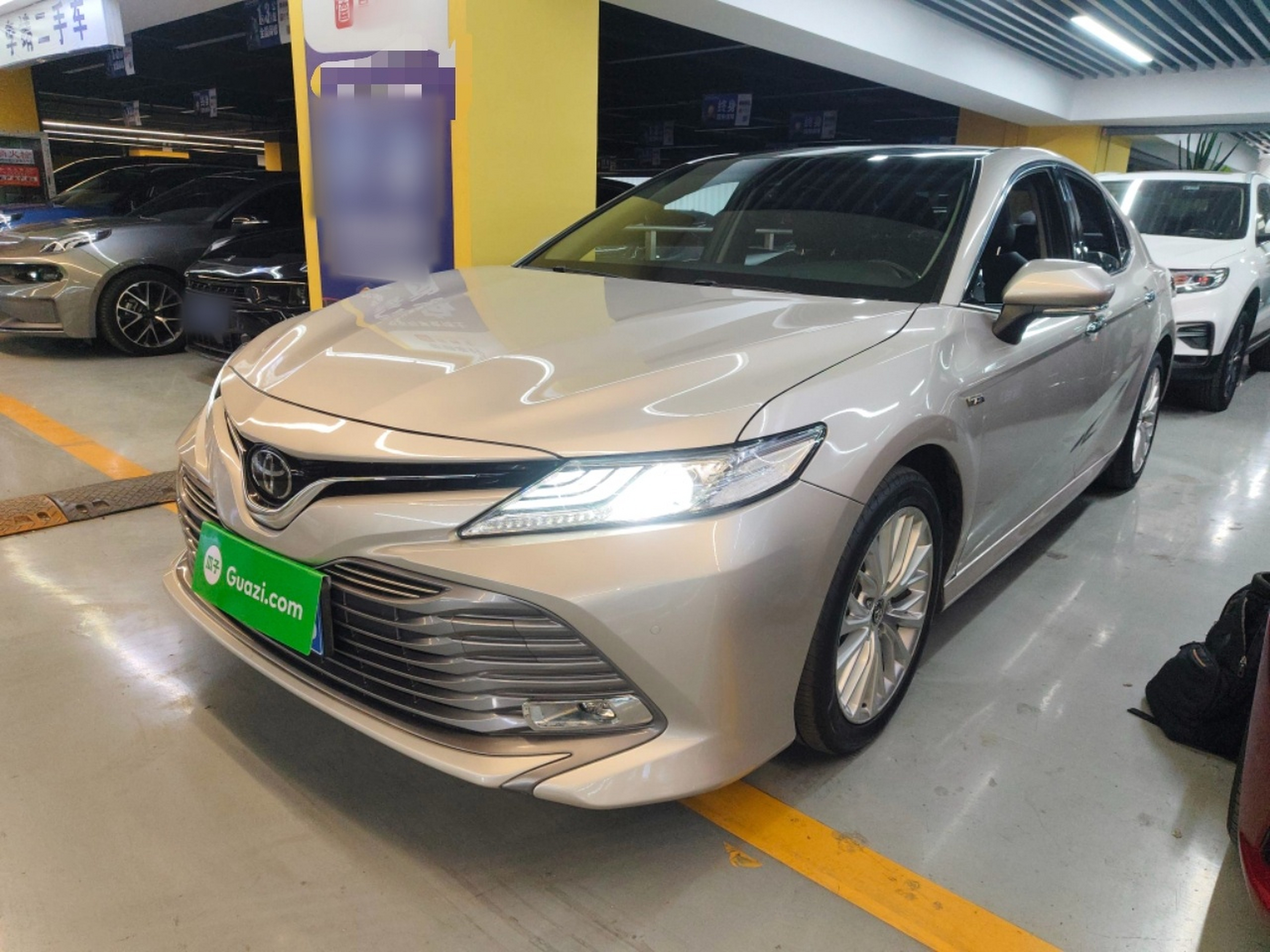 Под передней частью автомобиля