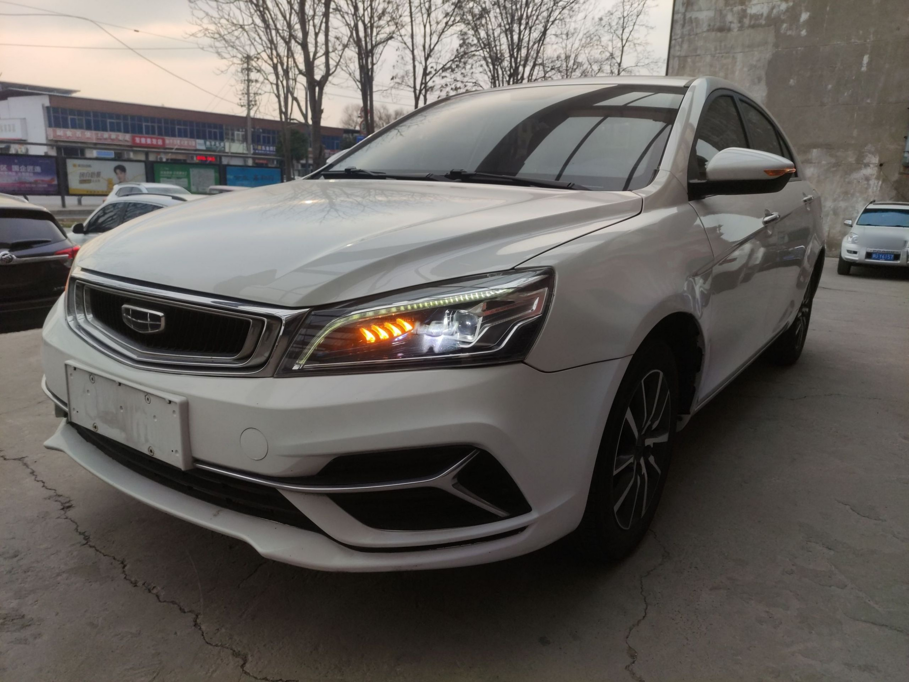 تحت مقدمة السيارة