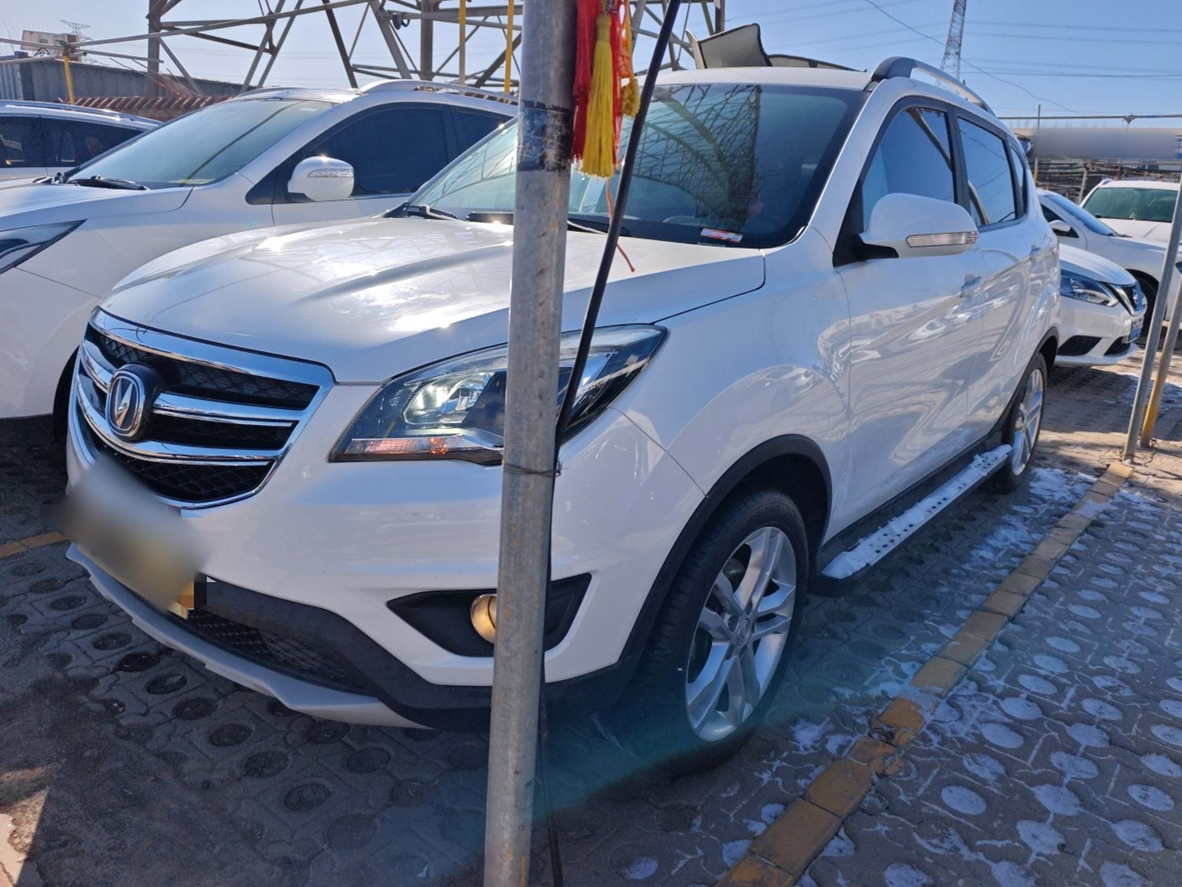 تحت مقدمة السيارة