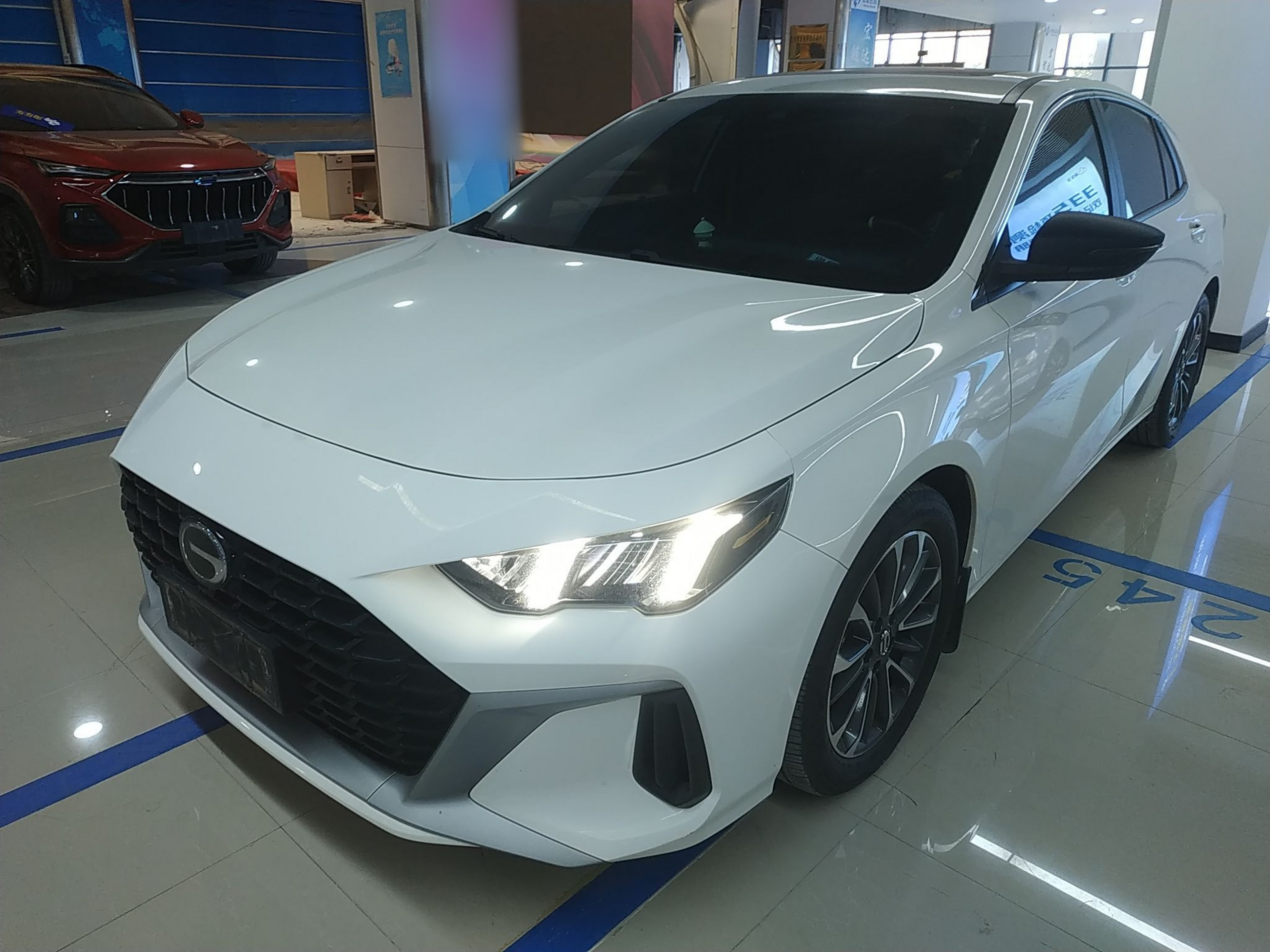 تحت مقدمة السيارة