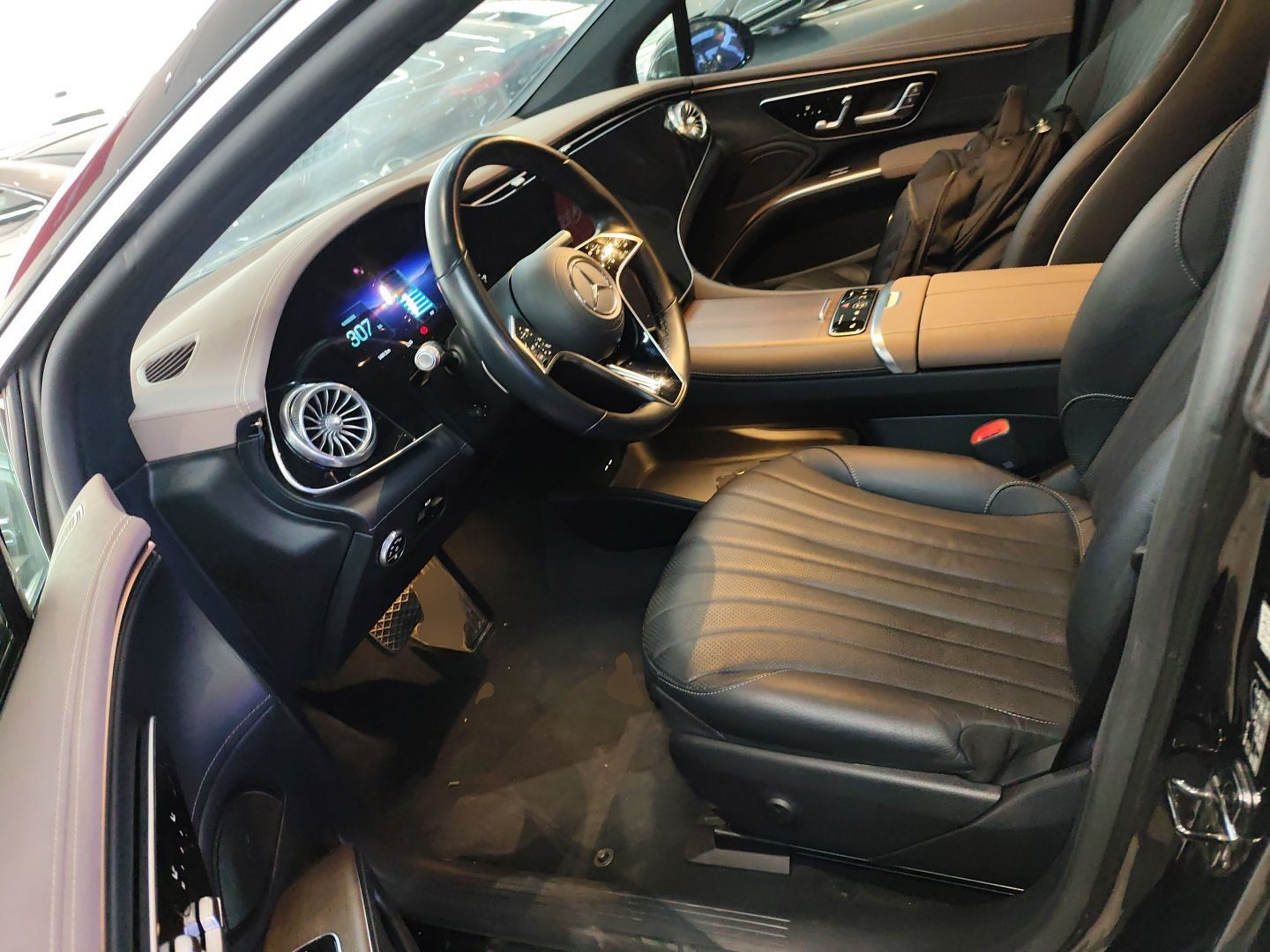 المقاعد الأمامية داخل السيارة