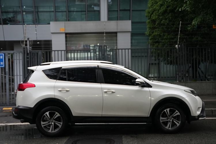 Used Toyota RAV4 2015 2.0L CVT Two-Wheel Drive Fashion Edition
