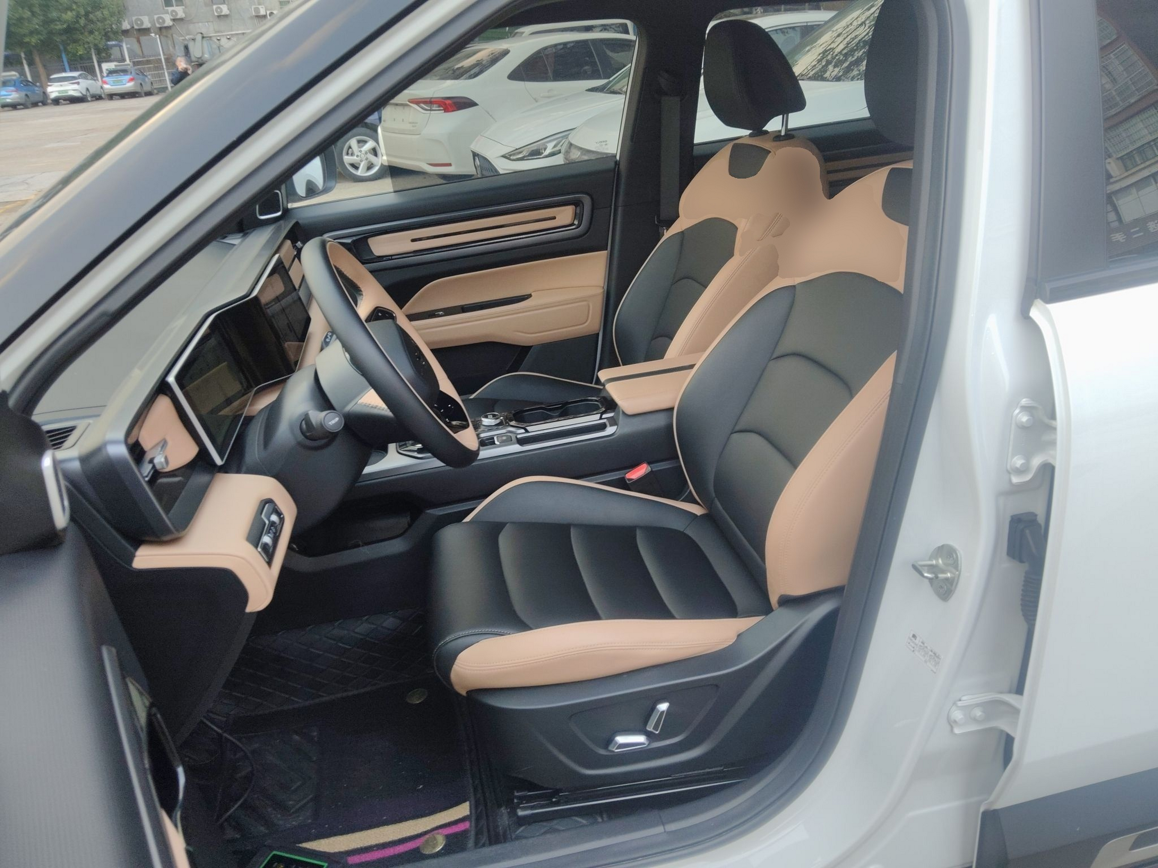 المقاعد الأمامية داخل السيارة