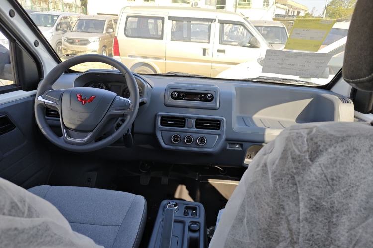 Used Wuling Yangguang 2024 300KM Comfort Version Passenger Van 75kW
