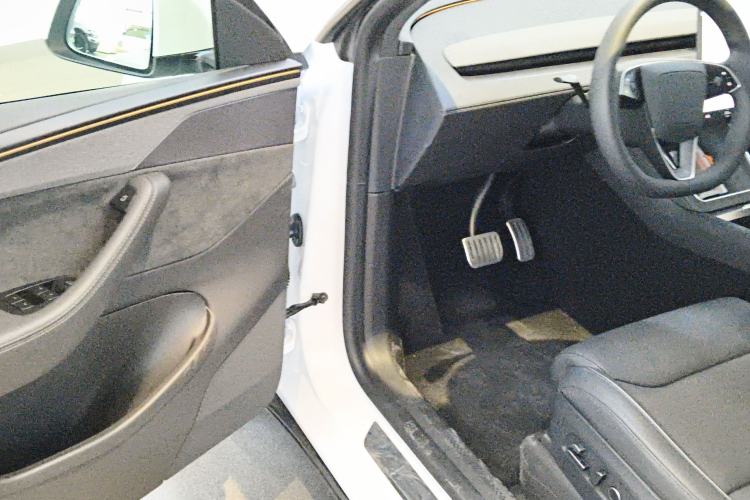 Used Tesla Model Y L 2025 Long-Range All-Wheel-Drive Version
