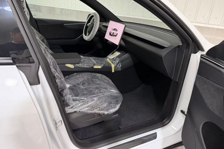 Used Tesla Model Y L 2025 Long-Range All-Wheel-Drive Version
