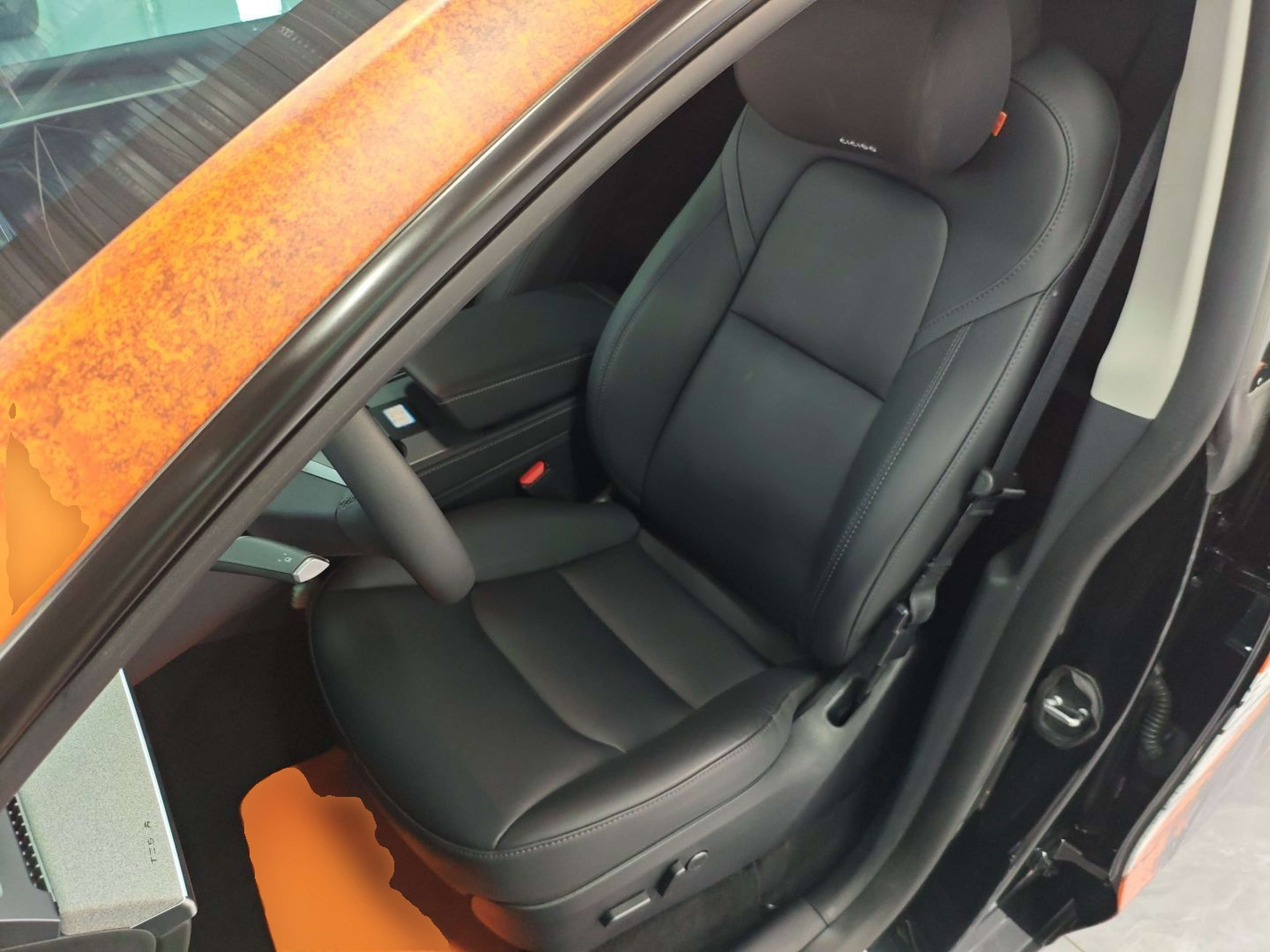 Переднее сиденье в автомобиле