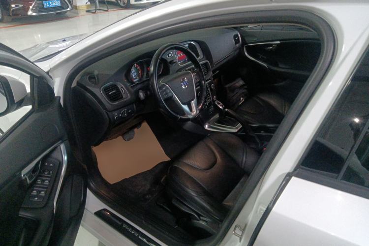 Used Volvo V40 2015 1.6T Zhiyi Edition
