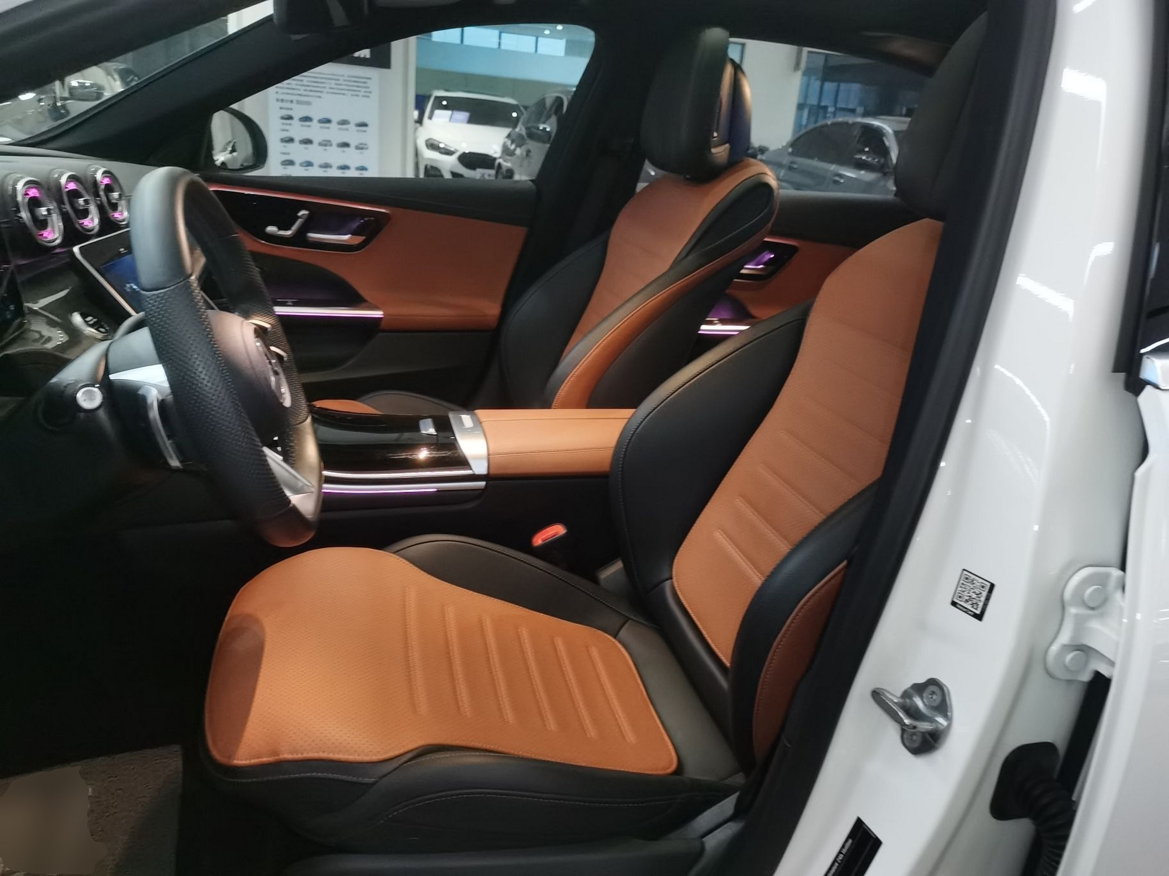 المقاعد الأمامية داخل السيارة