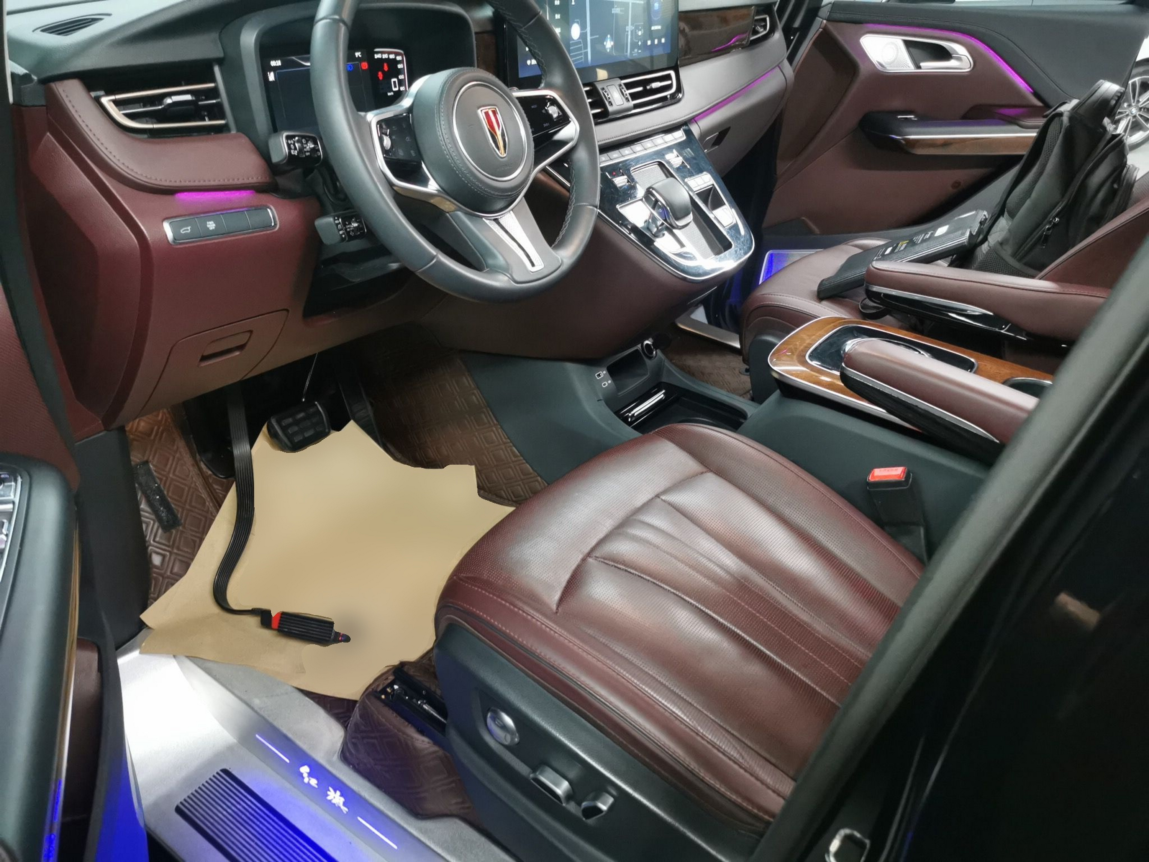 المقاعد الأمامية داخل السيارة