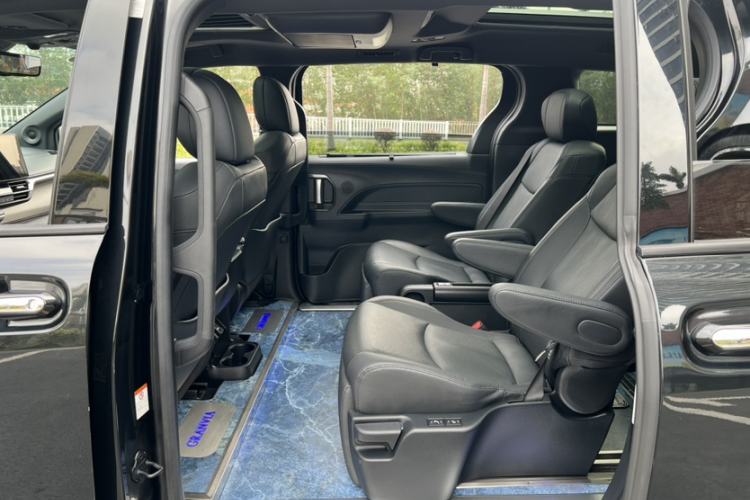 Used Toyota Granvia 2022 2.5L Hybrid Flagship Edition
