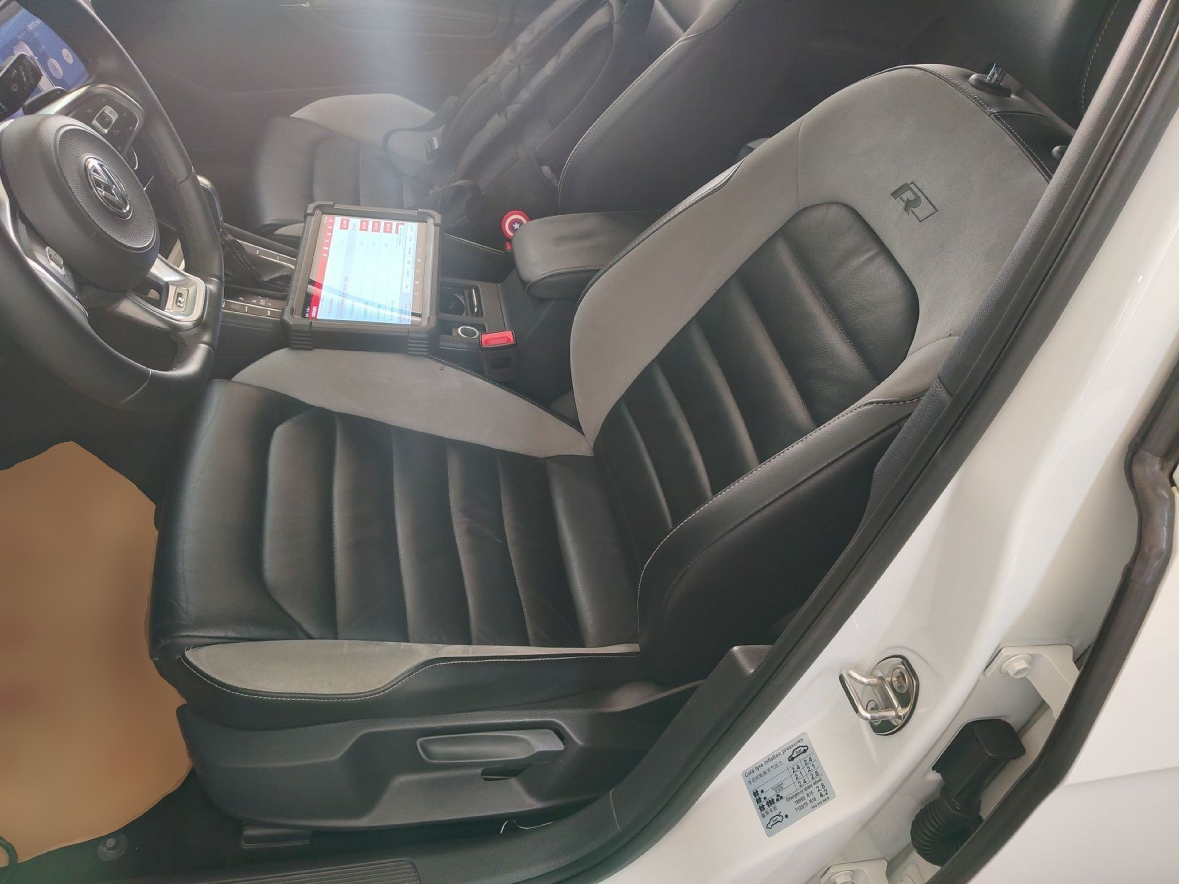 المقاعد الأمامية داخل السيارة