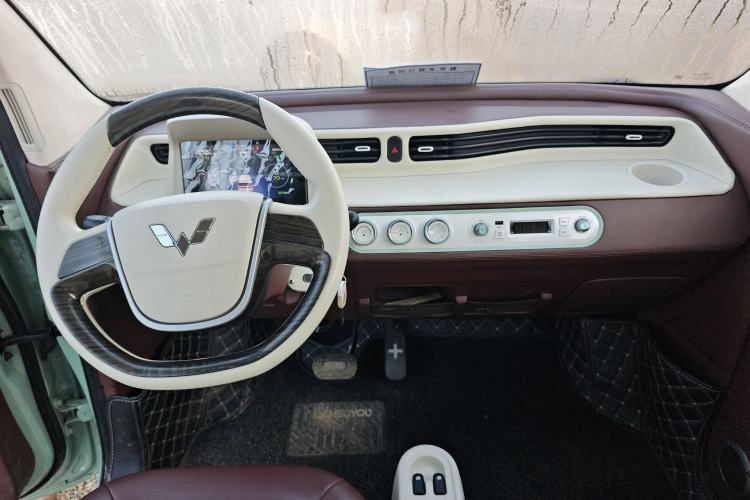 Used Wuling Hongguang MINIEV 2021 Macaron Sandwich Model 120 km Lithium NMC
