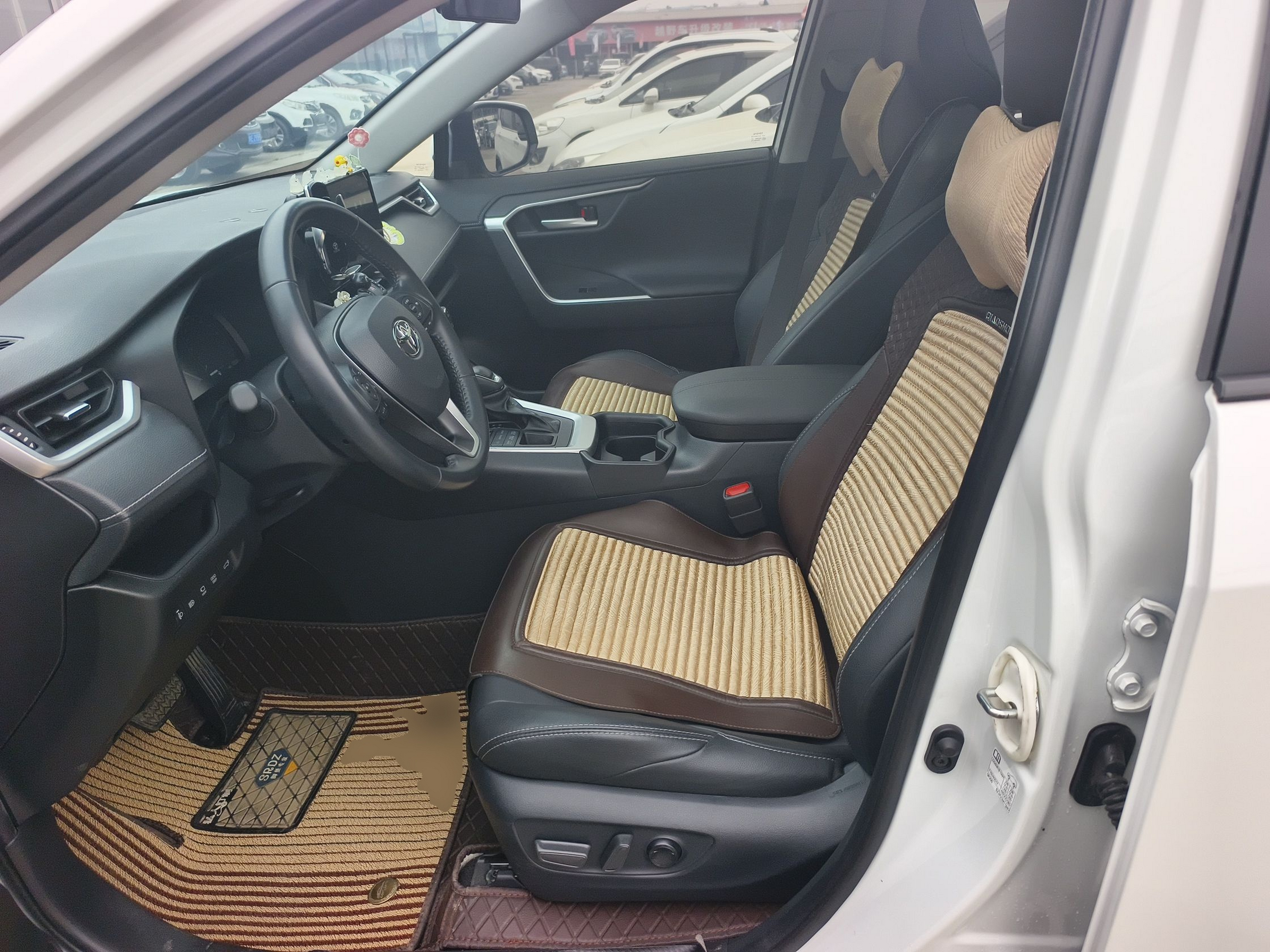 المقاعد الأمامية داخل السيارة