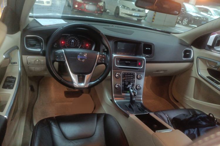 Used Volvo S60 2014 S60L 2.0T Zhiyuan Edition
