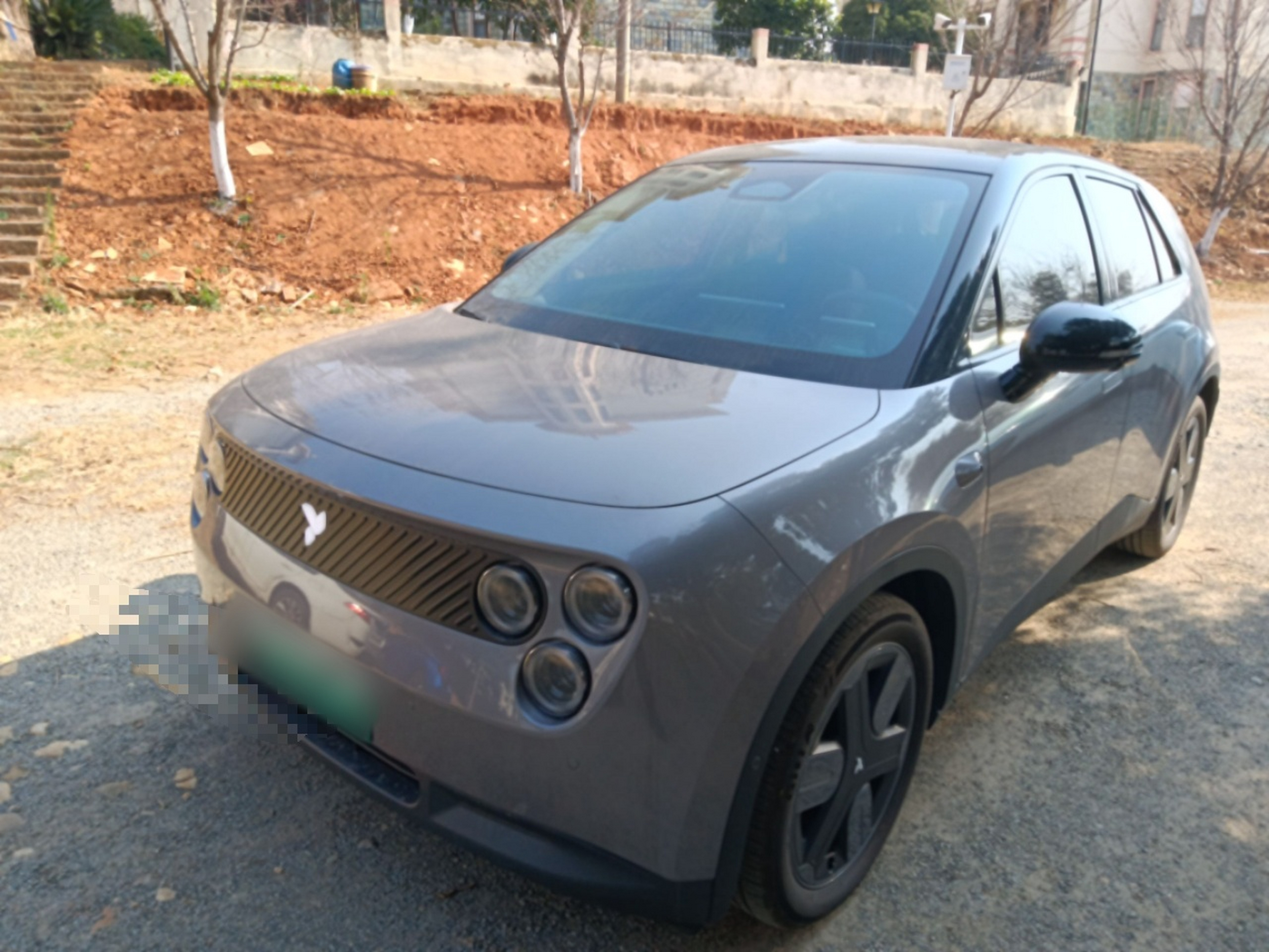 Под передней частью автомобиля