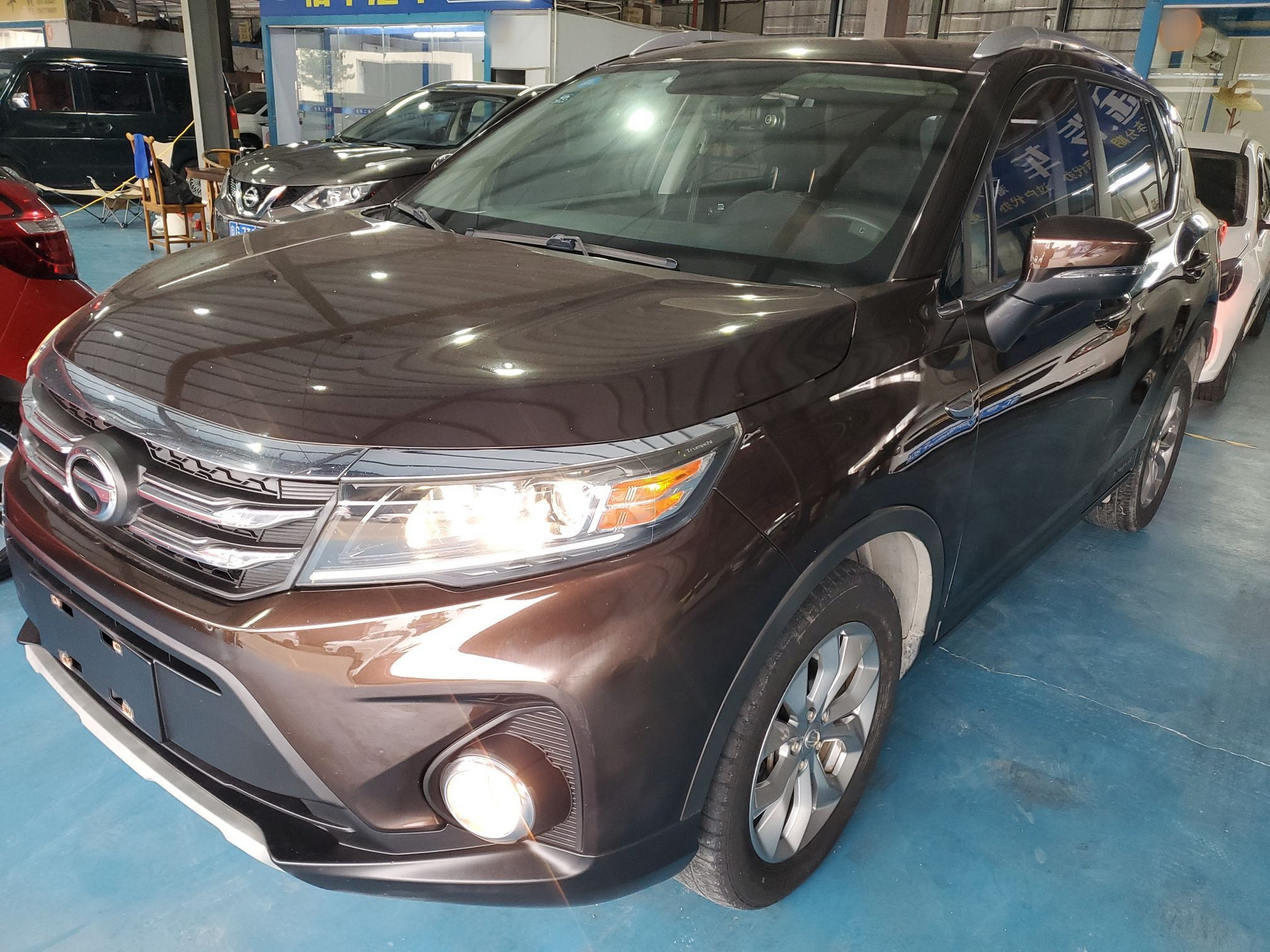 تحت مقدمة السيارة