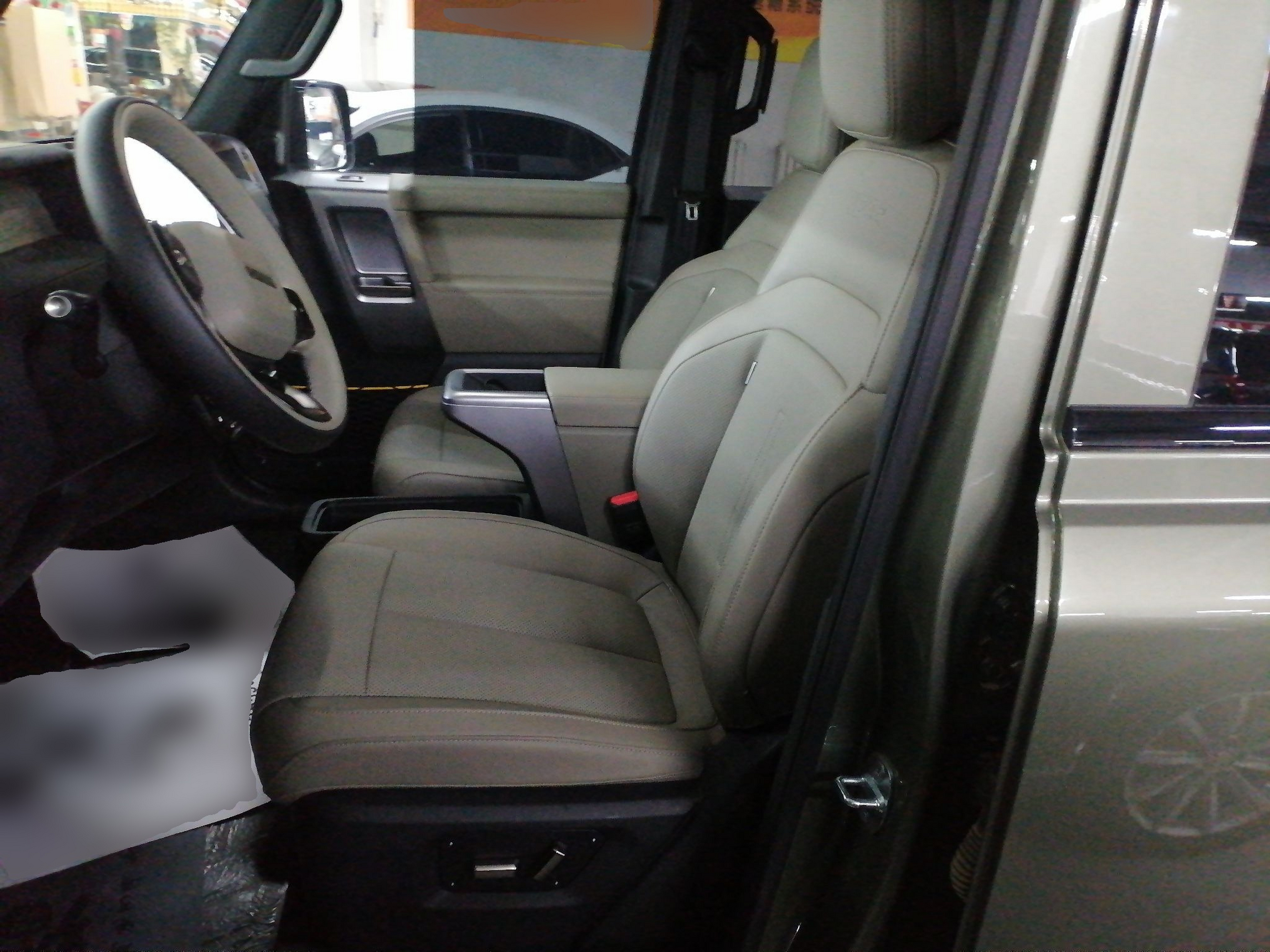 المقاعد الأمامية داخل السيارة