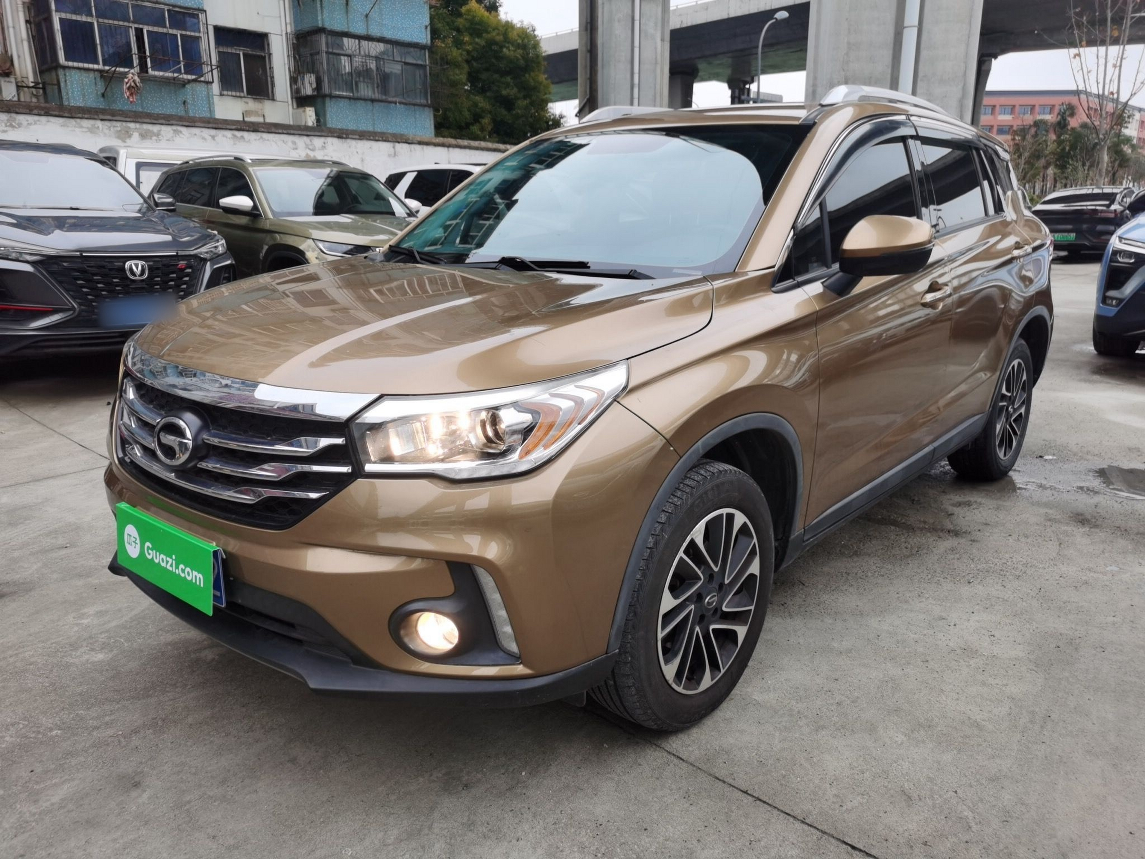 Под передней частью автомобиля