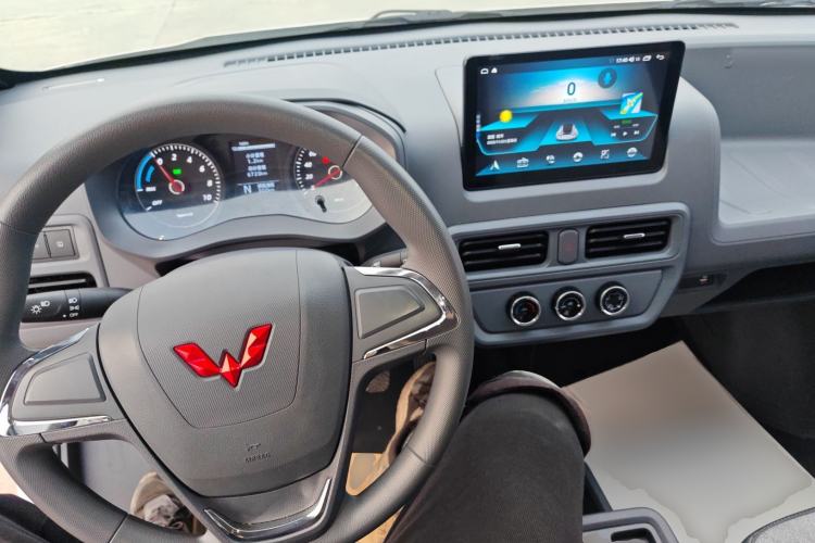 Used Wuling Yangguang 2024 300km Comfort-Grade Passenger Van 60kW
