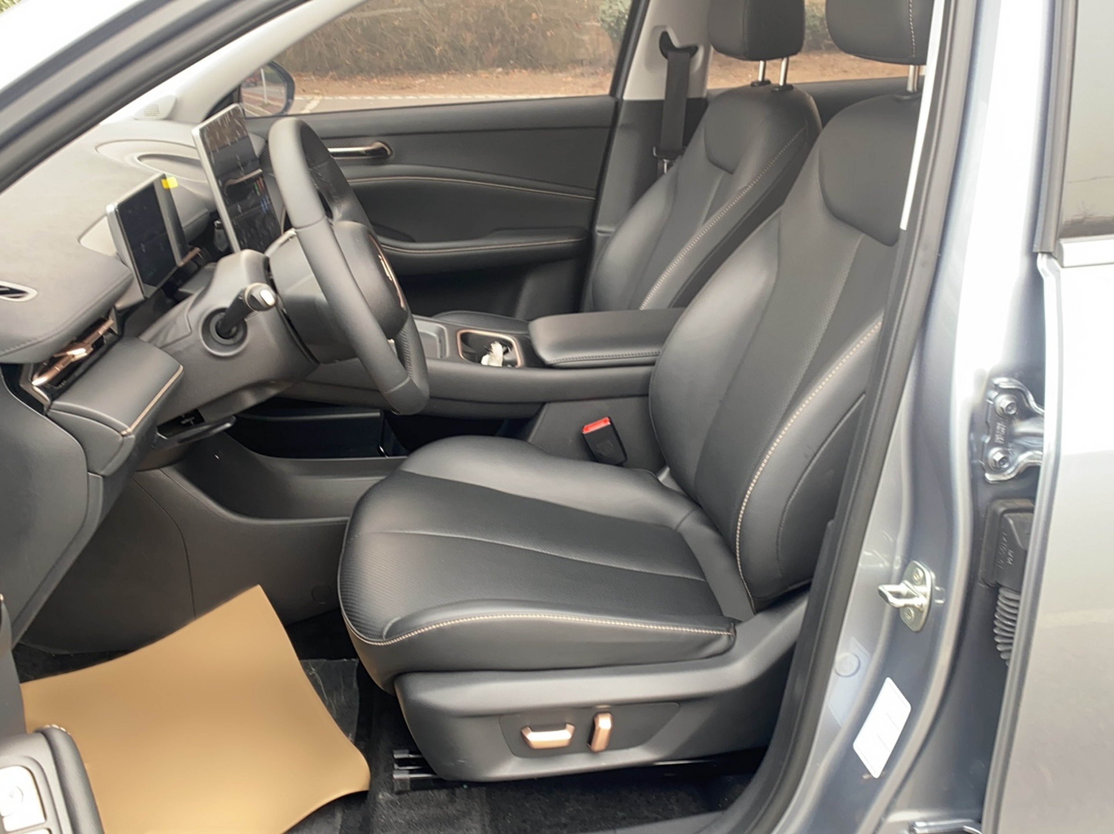 Переднее сиденье в автомобиле