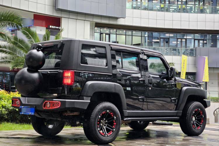 Used Beijing Auto BJ40 2016 40L 2.0T Manual Two-Wheel Drive Luxury Edition
