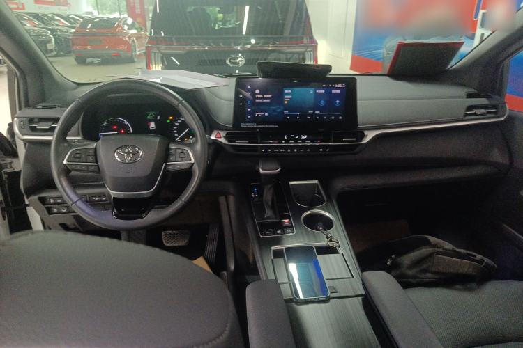 Used Toyota Sienna 2023 2.5L Hybrid Deluxe Edition
