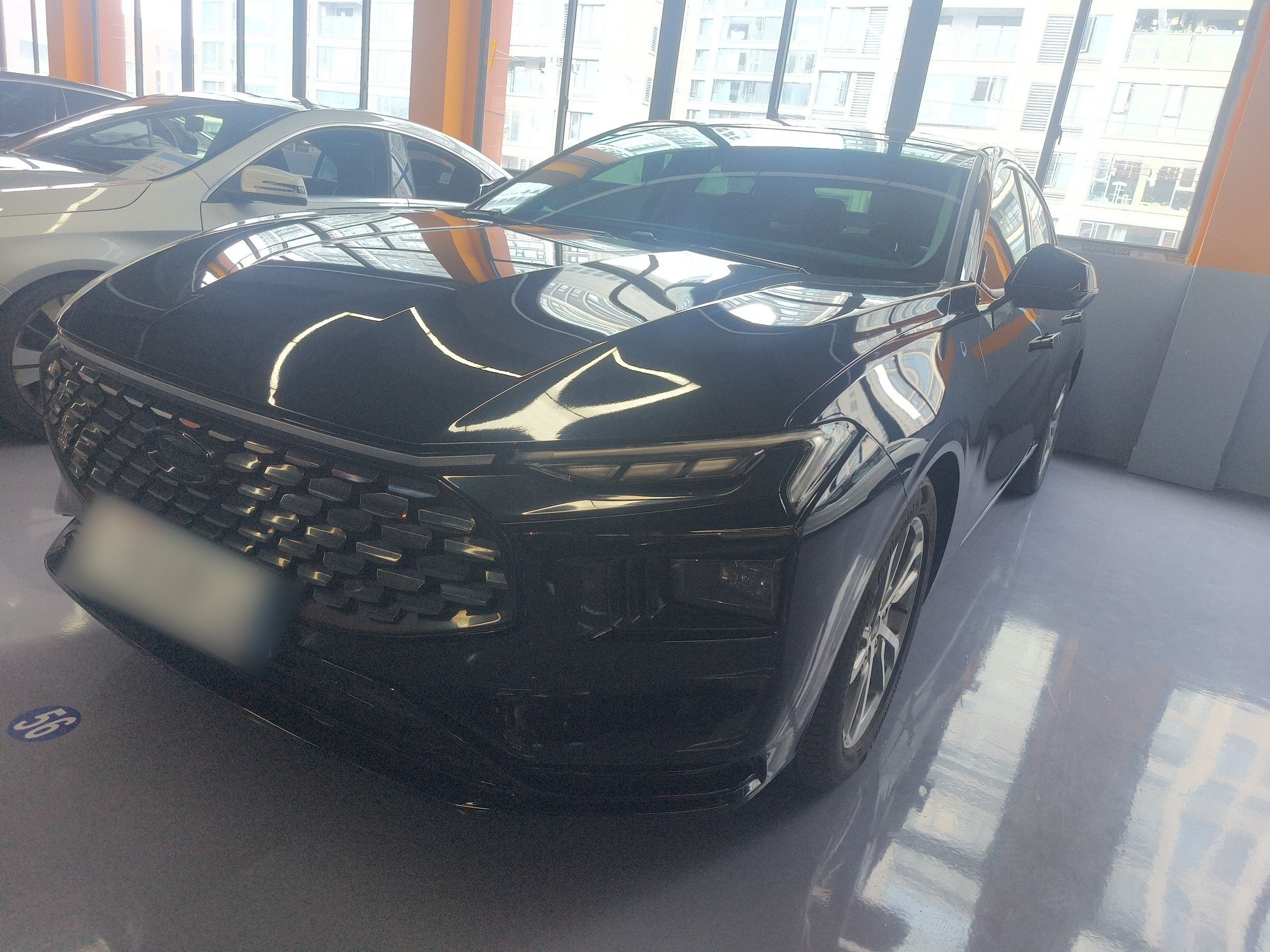 Под передней частью автомобиля