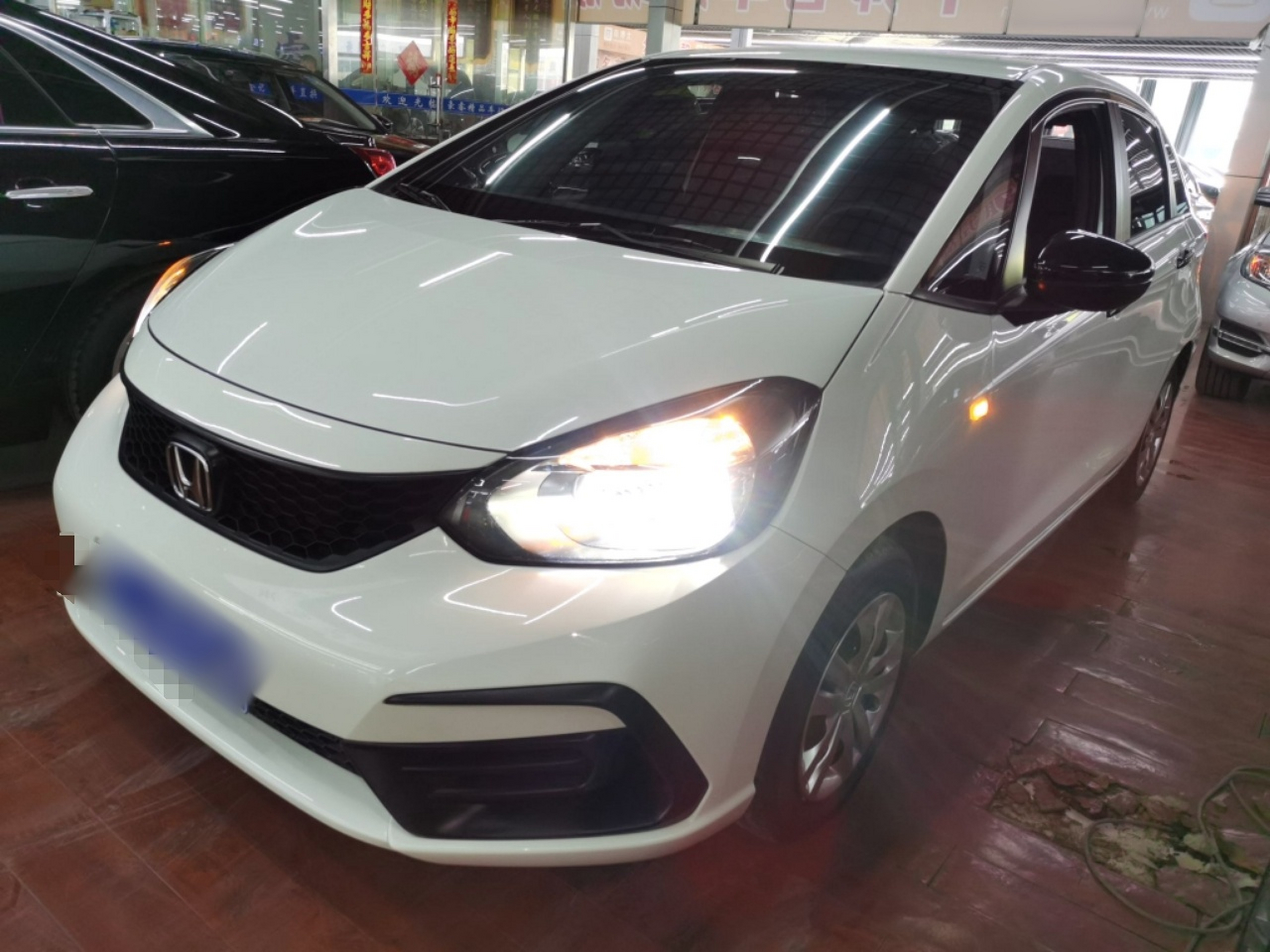 Под передней частью автомобиля