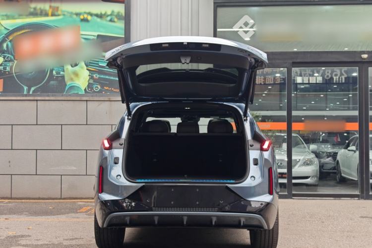 Used Lynk & Co 08 EM-P 2025 220 km All-Wheel-Drive Performance Halo
