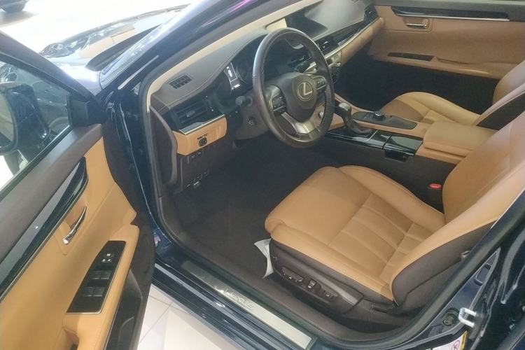 Used Lexus ES 2017 300h Mark Levinson Comfort Edition
